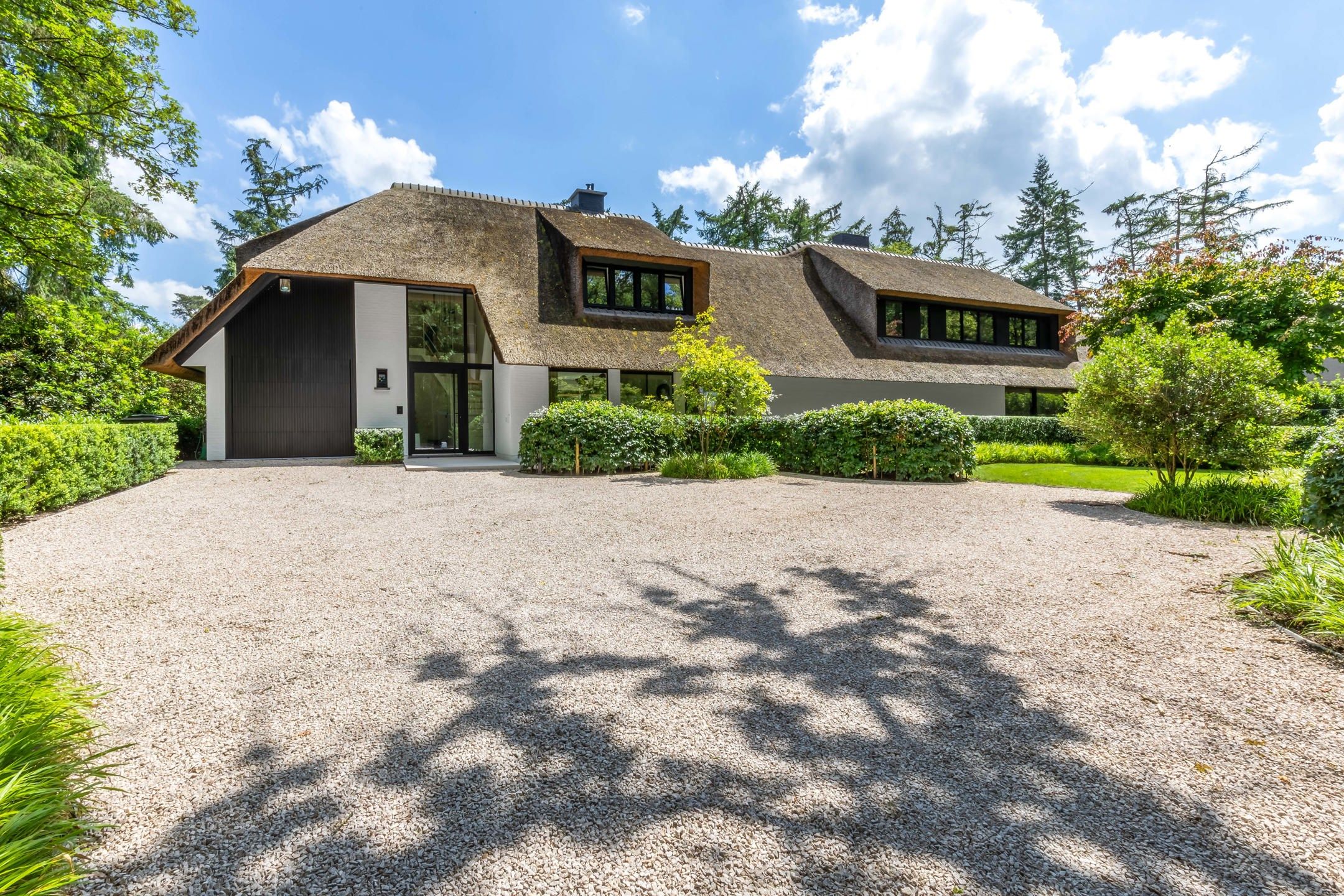 Luxe gerenoveerde villa met binnenzwembad op een topligging! foto 4