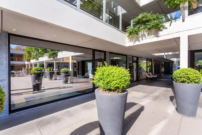 Prachtig handelspand met 2 grote etalages, gratis parking! Toplocatie Patio Donk! foto 13