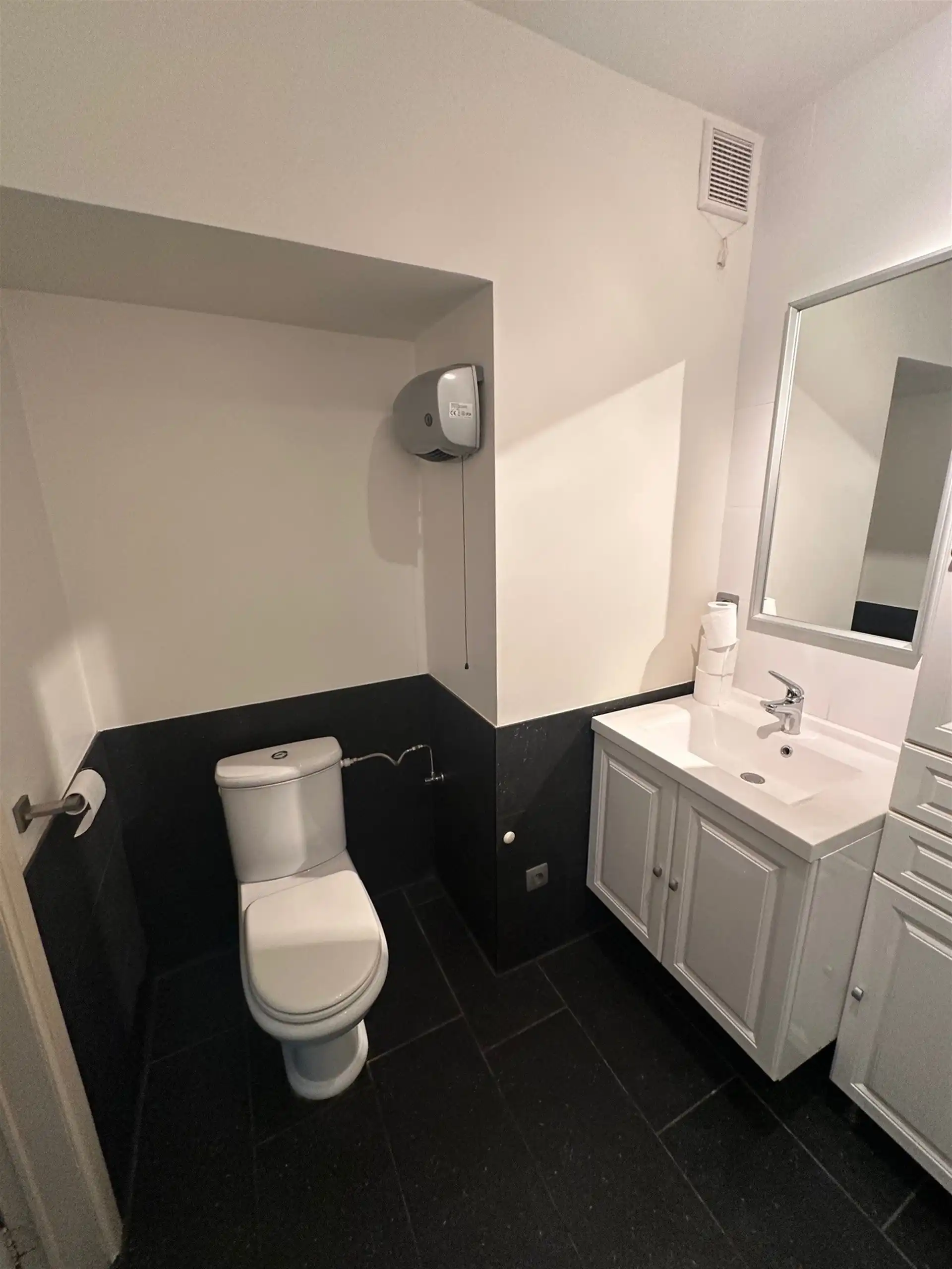 Gelijkvloers appartement met 2 slaapkamers, ruime berging en overdekte autostaanplaats foto 9