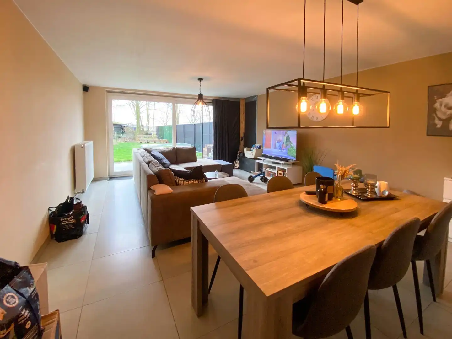 Recente woning met 3 slaapkamers, carport en tuin. foto 2