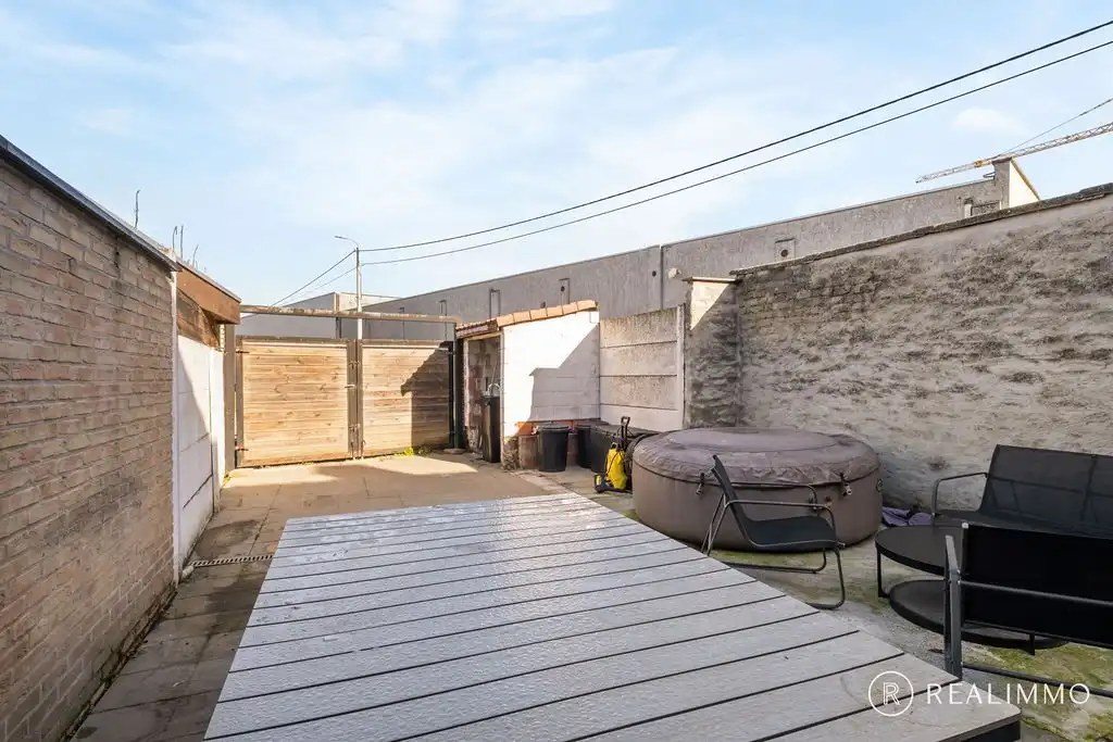 Instapklare, gerenoveerde woning met tuin en autostaanplaats in Bossuit foto 9