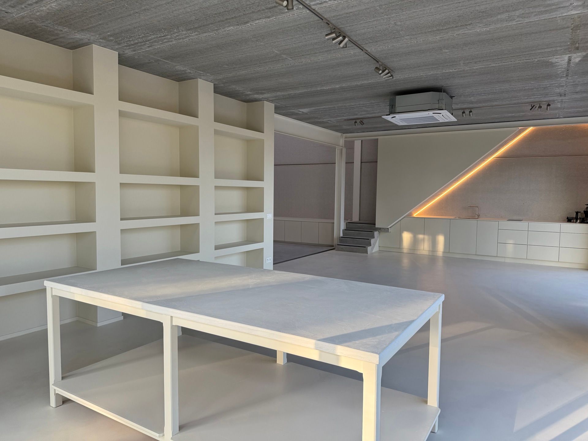 MODERNE KMO-UNIT MET SHOWROOM/KANTOOR IN GENK foto 9