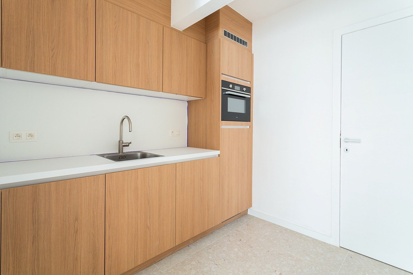 Architecturaal kantoorgebouw op absolute zicht locatie!  foto 5