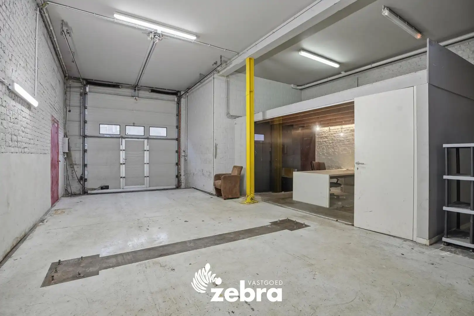 Woning met magazijn te Heule! foto 2