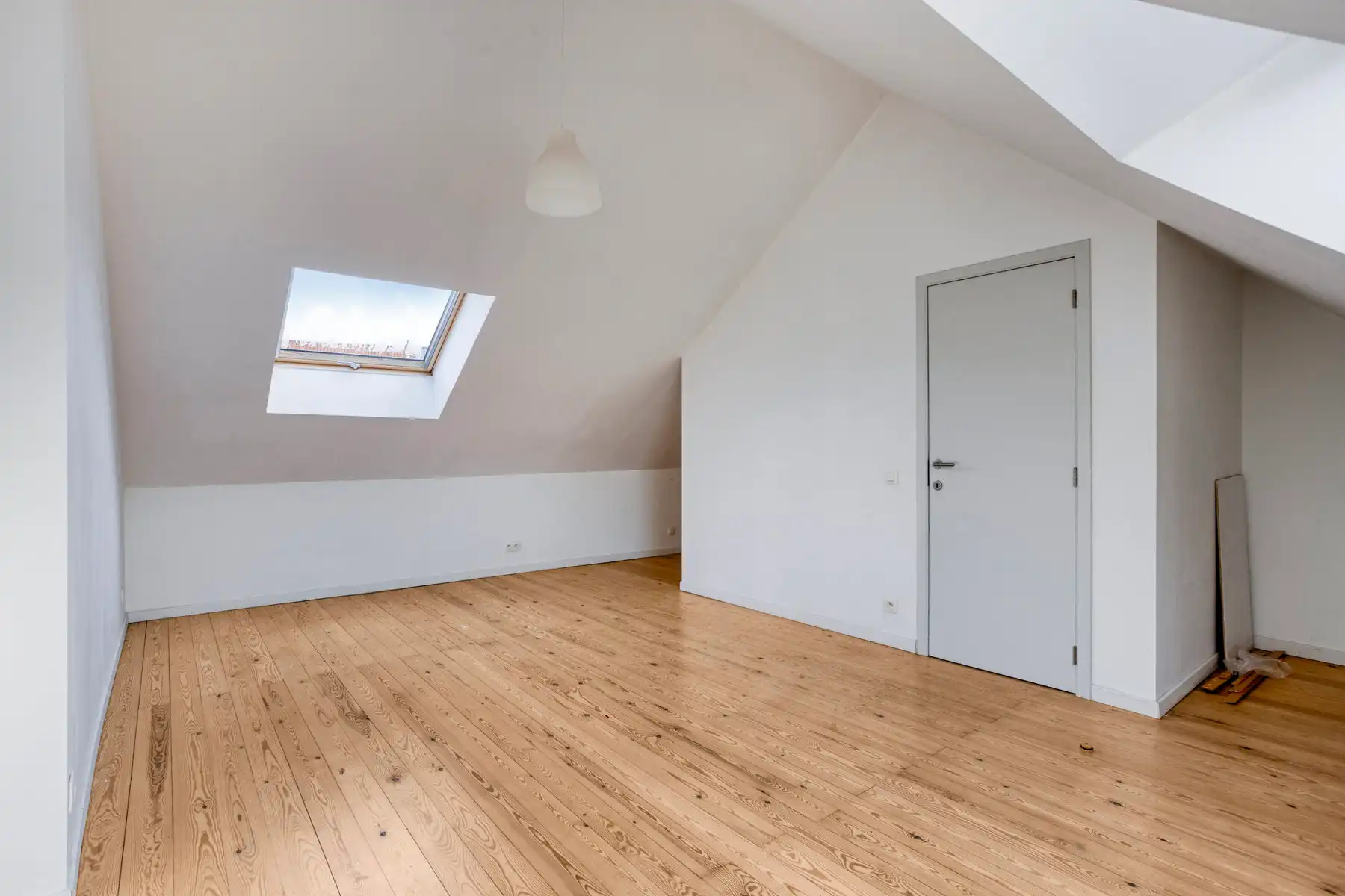 Goed gelegen woning met 4 slaapkamers, tuin en garage foto 17