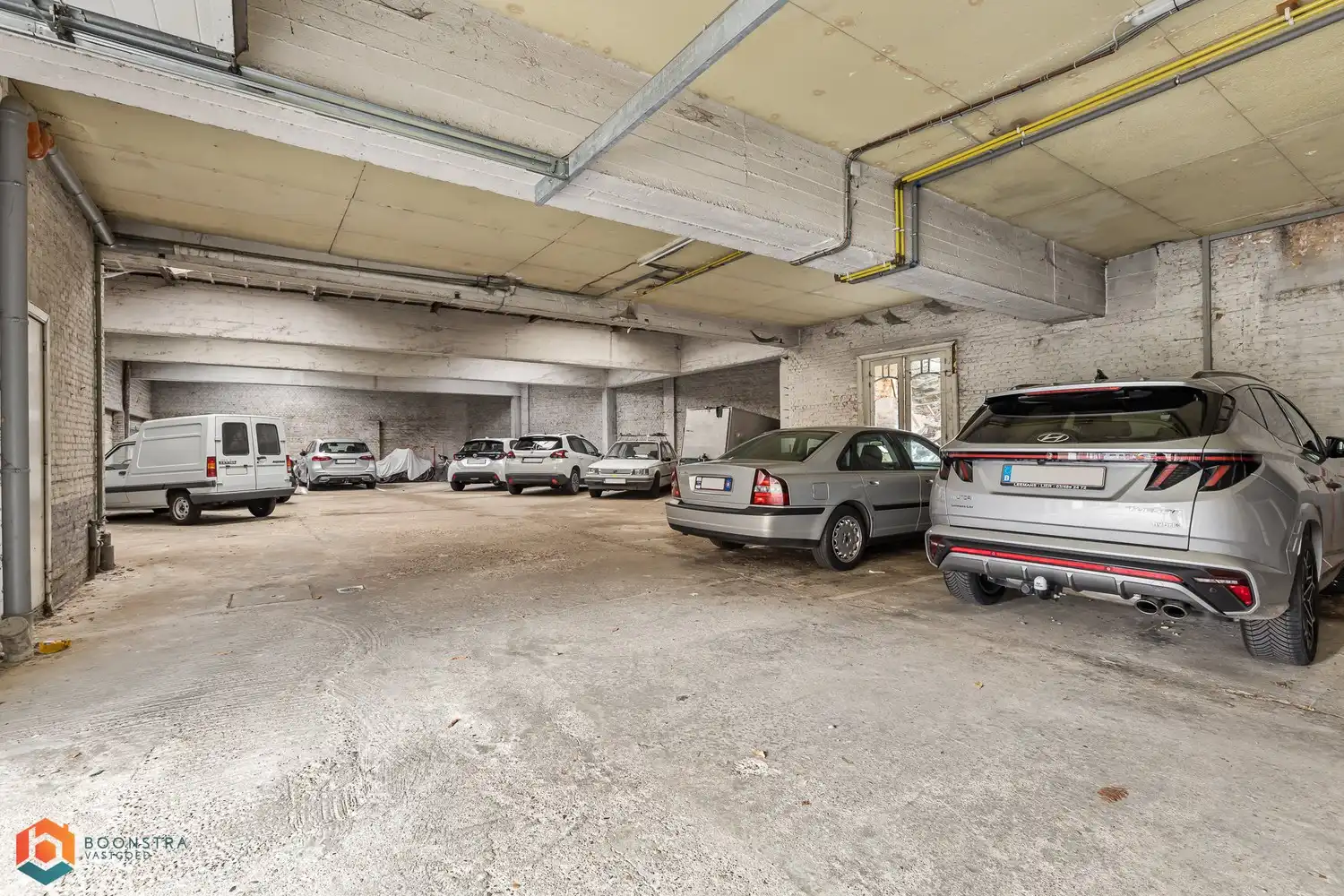 Afgesloten parkeerplaatsen te Lier foto {{pictureIndex}}