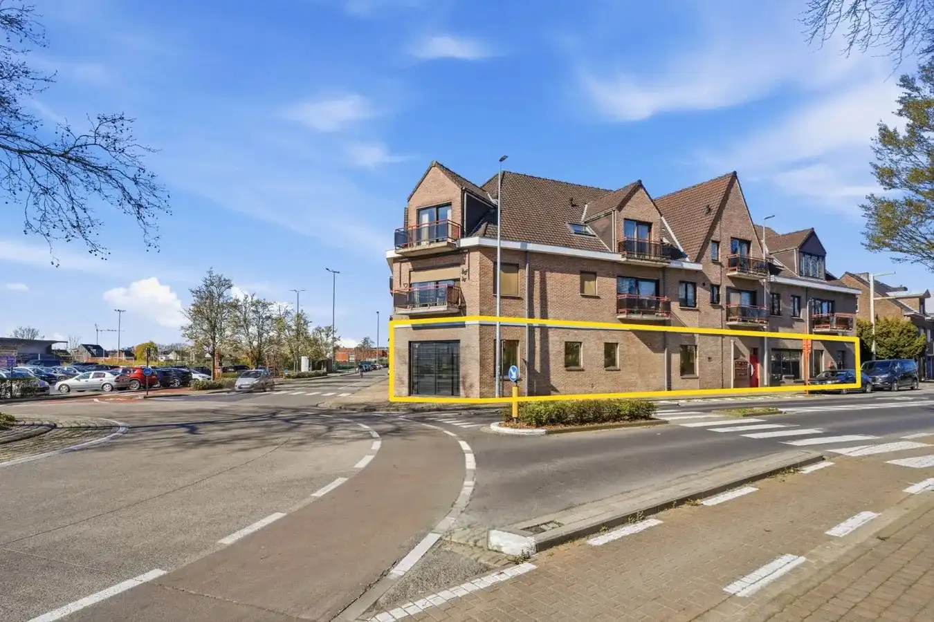 Te koop: Ruim handelspand met uitstekende visibiliteit in het centrum van Torhout foto 3