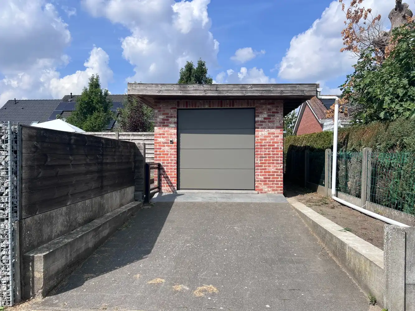 Rustig gelegen instapklare woning met 3 slaapkamers en 2 garages. foto 12