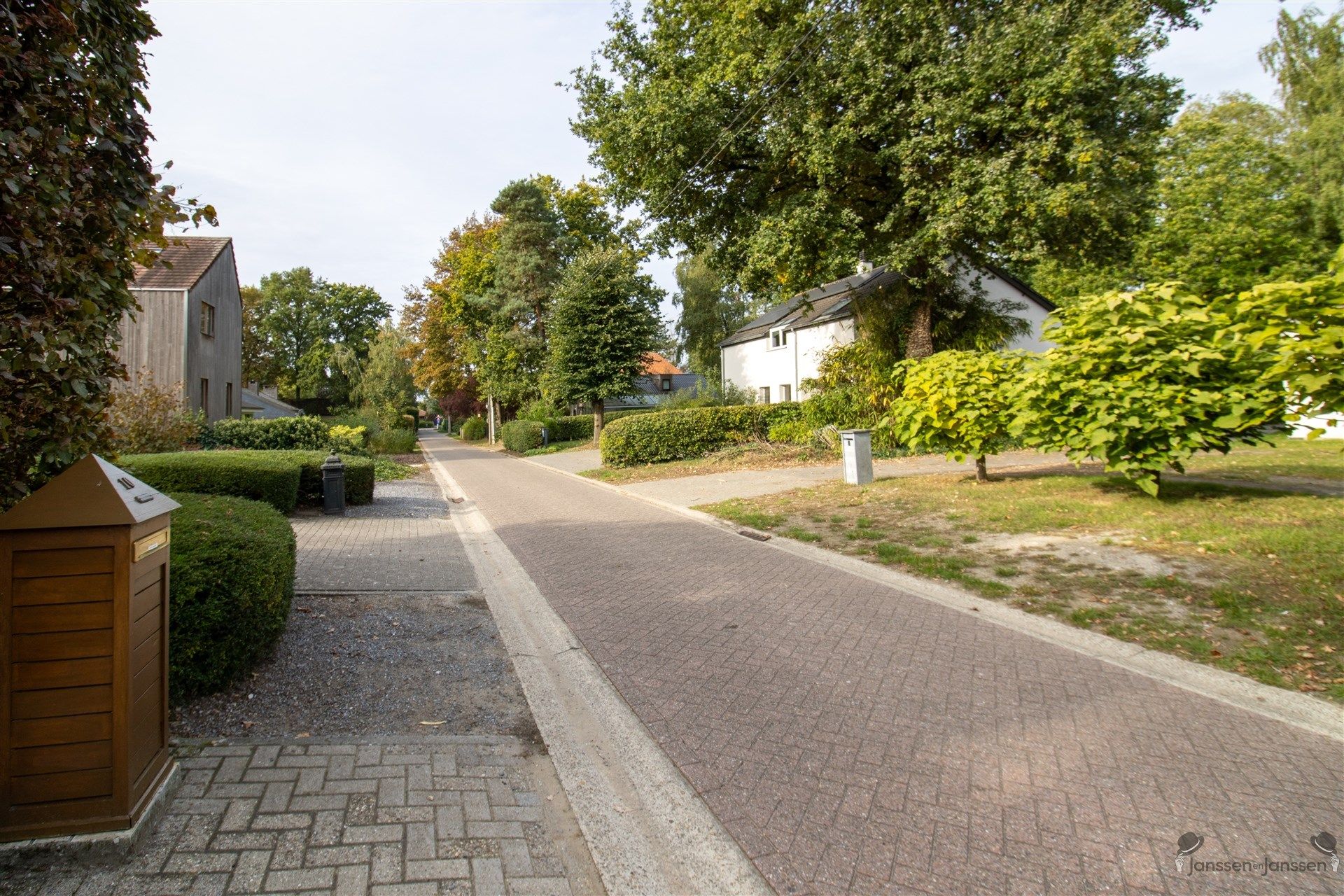 Instapklare woning met 2 slaapkamers, bijgebouwen en zonnig terras in rustige woonwijk foto 19