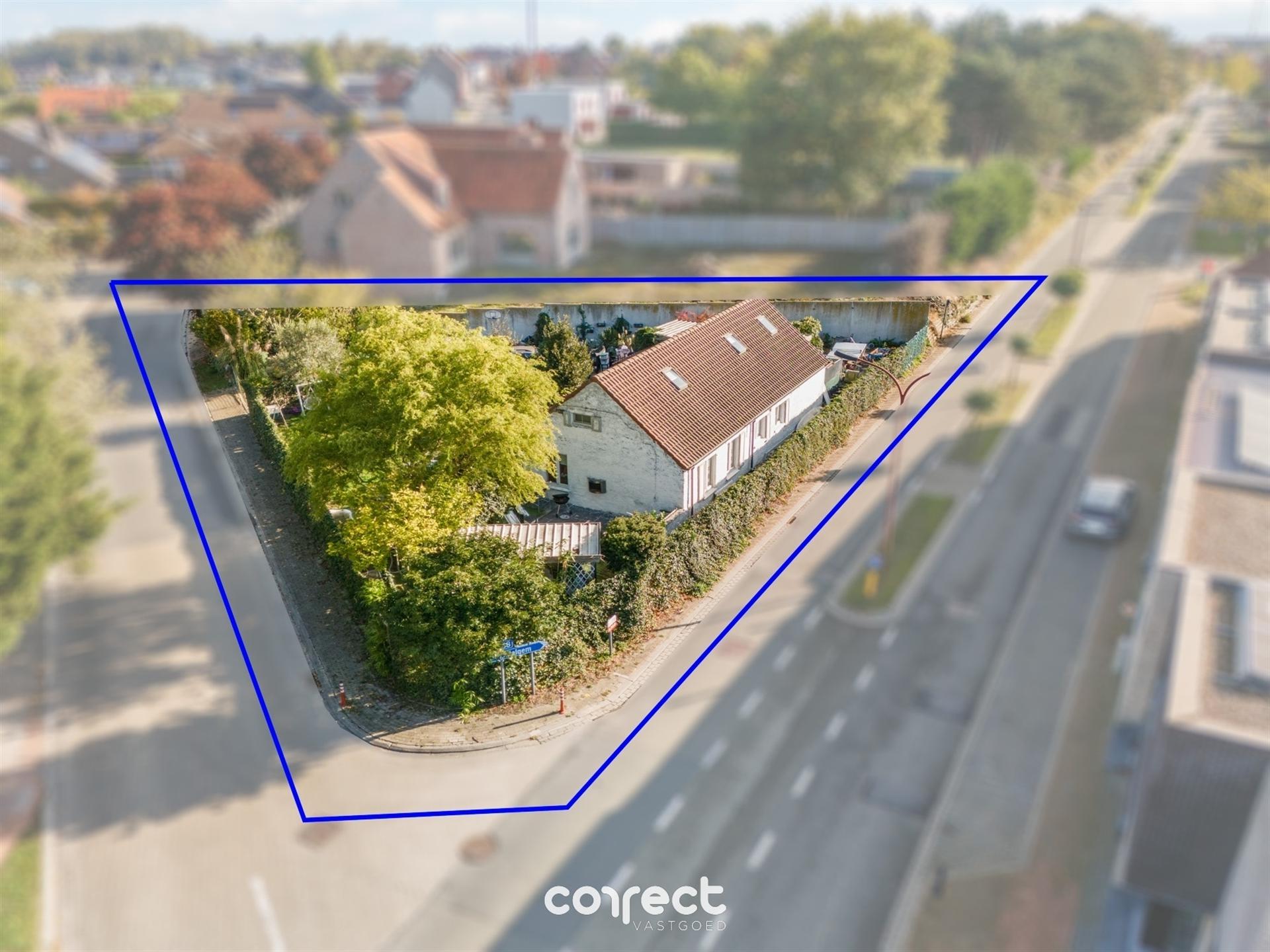 Centraal gelegen open bebouwing op ruim perceel en oprit. foto 3