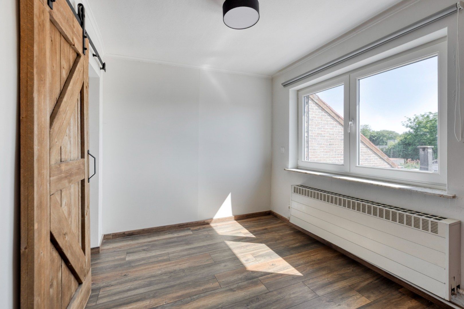 Gezellig ingerichte woning met hobbyruimte en tuin + toegang achterom foto 17