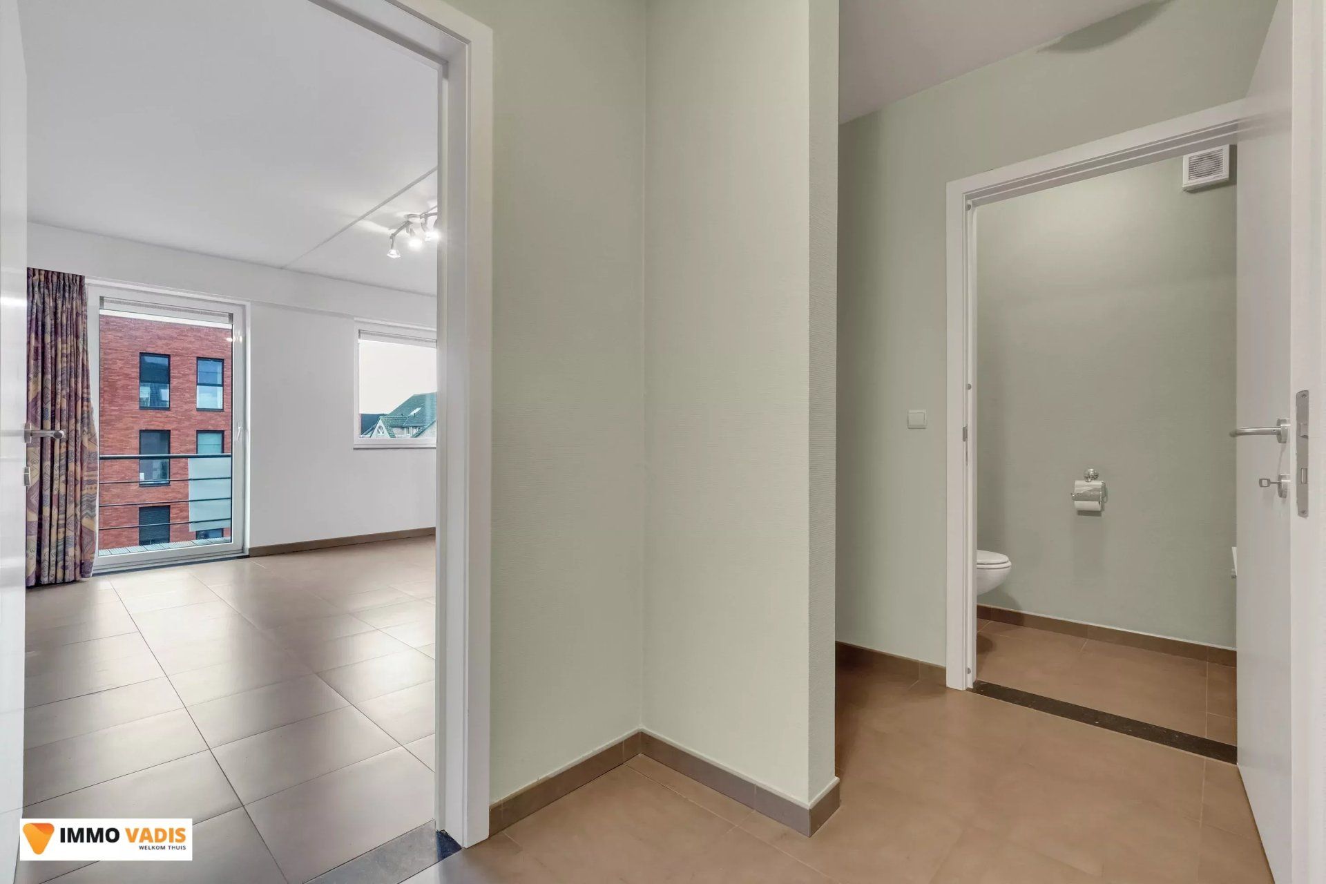 Goed onderhouden appartement met twee slaapkamers, terras en afgesloten parkeerplaats foto 2