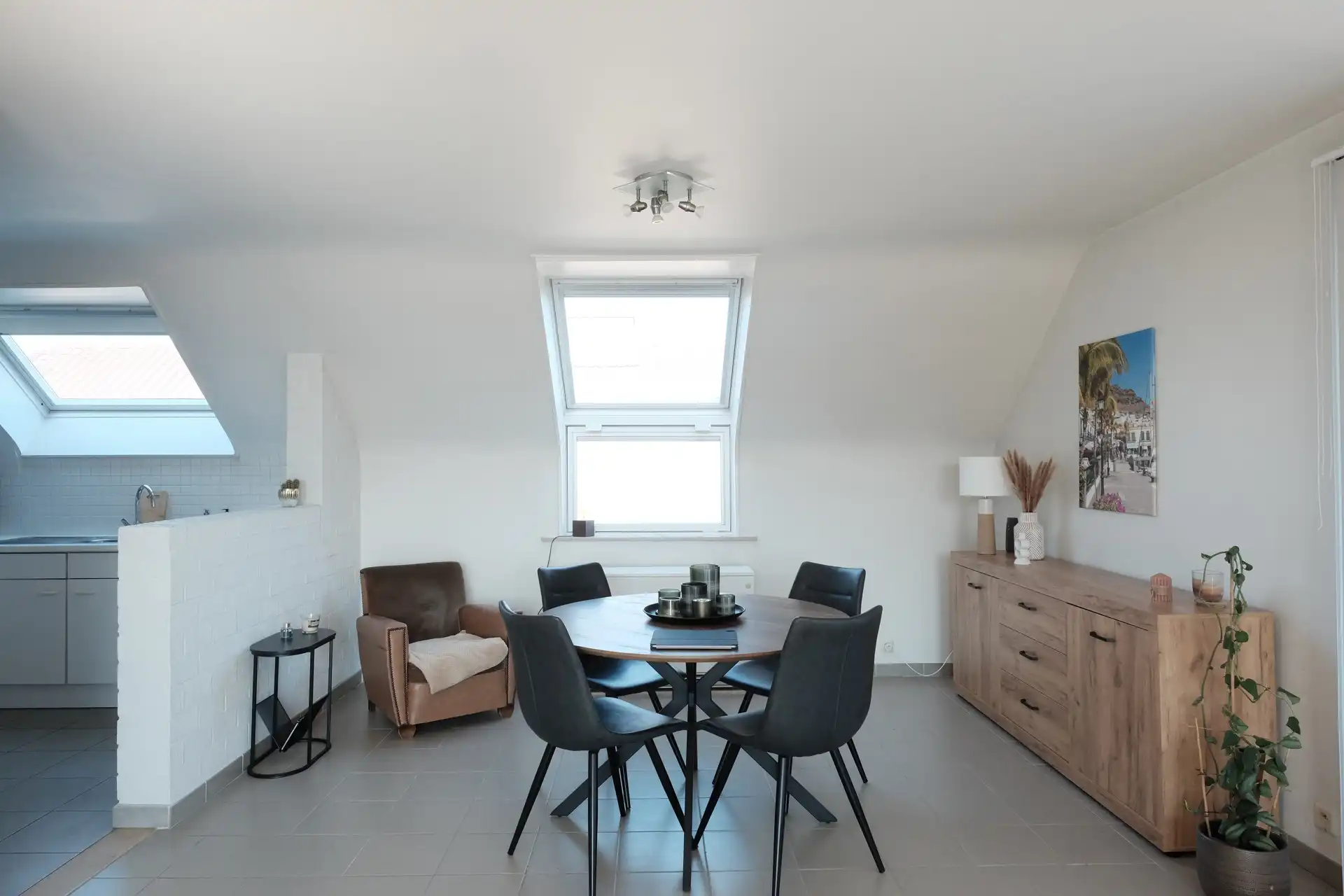 Gezellig dakappartement met 2 slaapkamers, terras en garage te Roeselare foto 4
