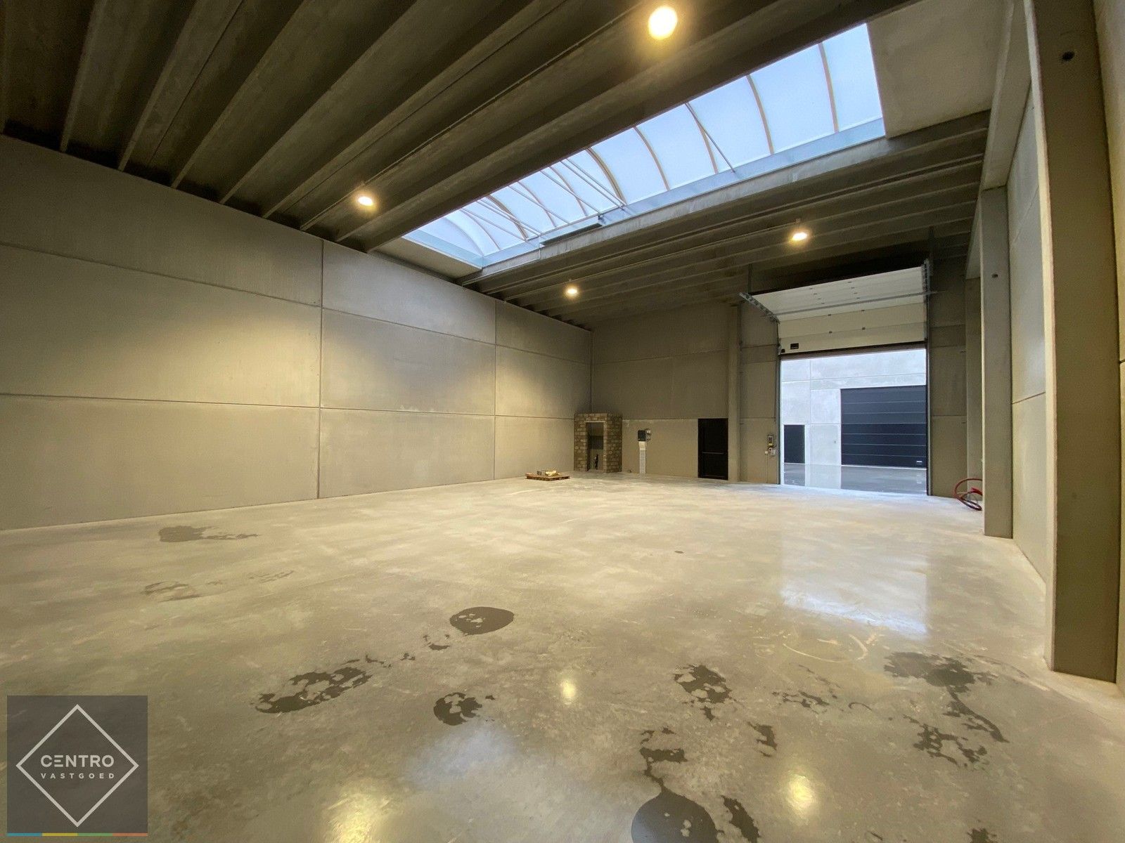NB LOODS (221m2) voorzien van alle nutsen, vrije hoogte van 6,2m (tussenverdieping mogelijk) en een private PARKEERPLAATS op ambachtelijke zone te Brugge. foto 4