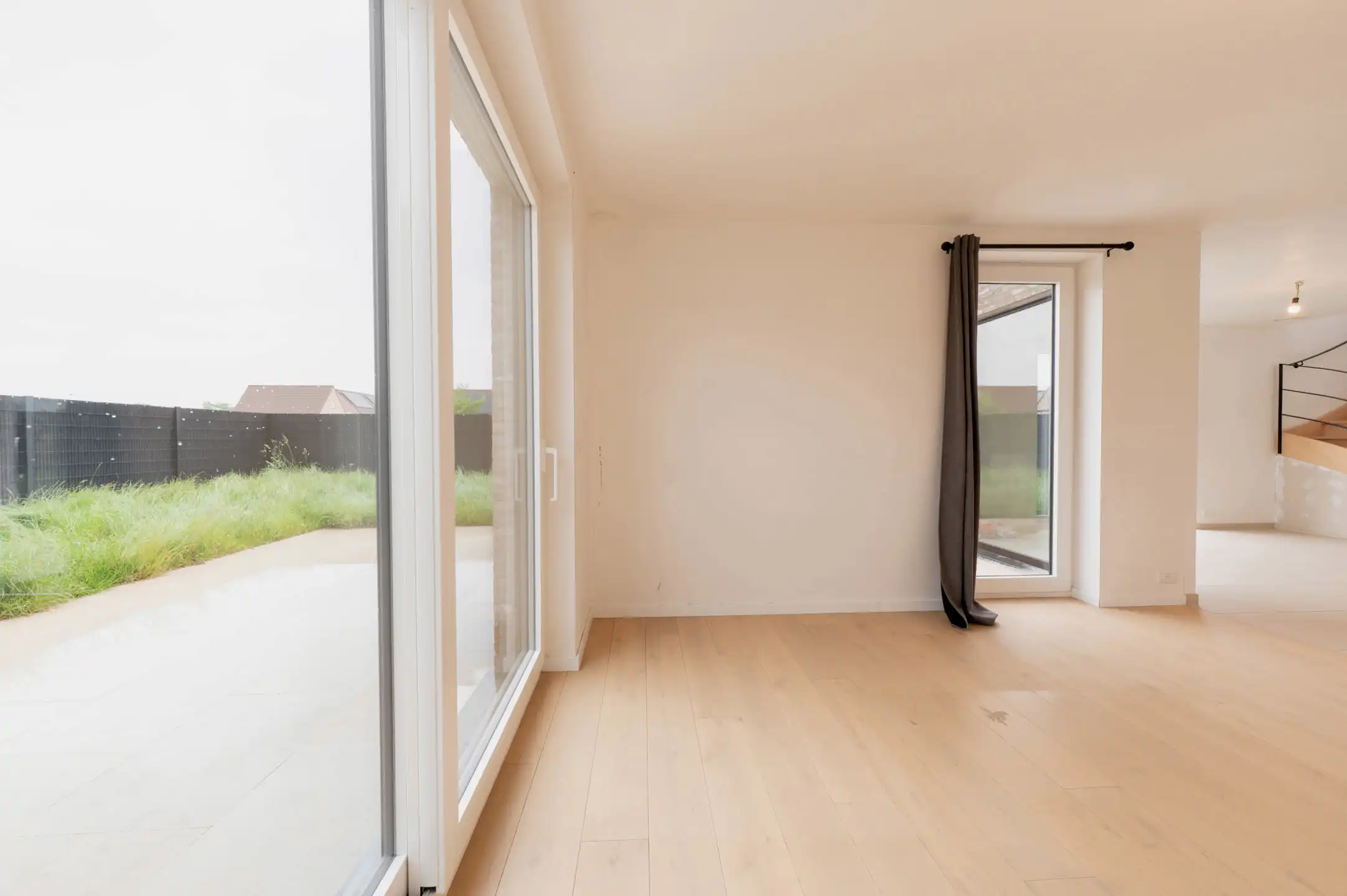 Halfopen moderne woning met zonnige tuin foto 8