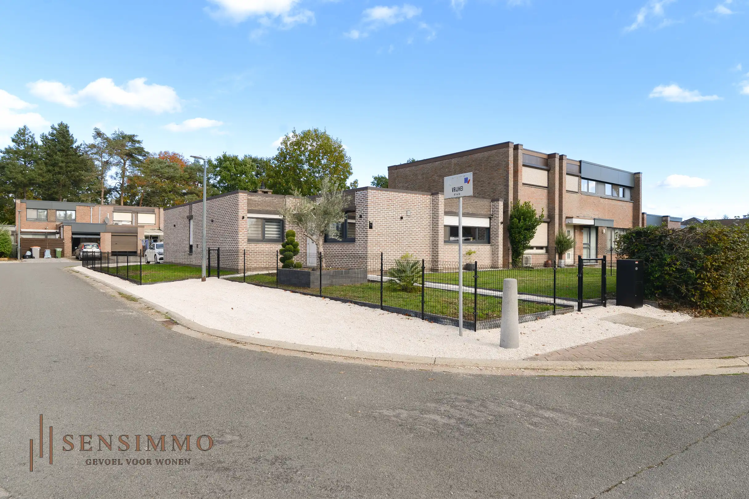 Hoofdfoto van de publicatie:  Instapklare gelijkvloerse hoekwoning met tuin, garage en 3 slaapkamers
