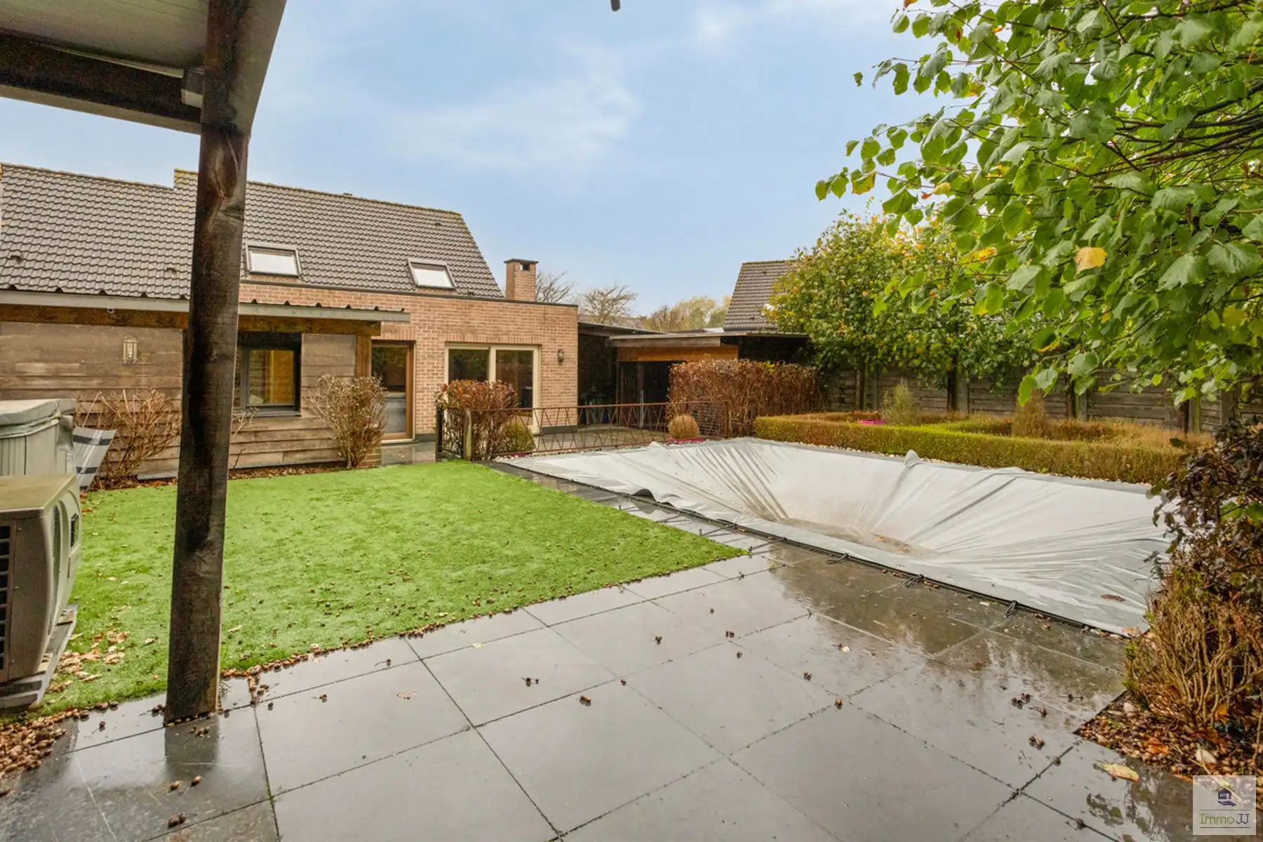 Halfopen bebouwing met zwembad foto 13