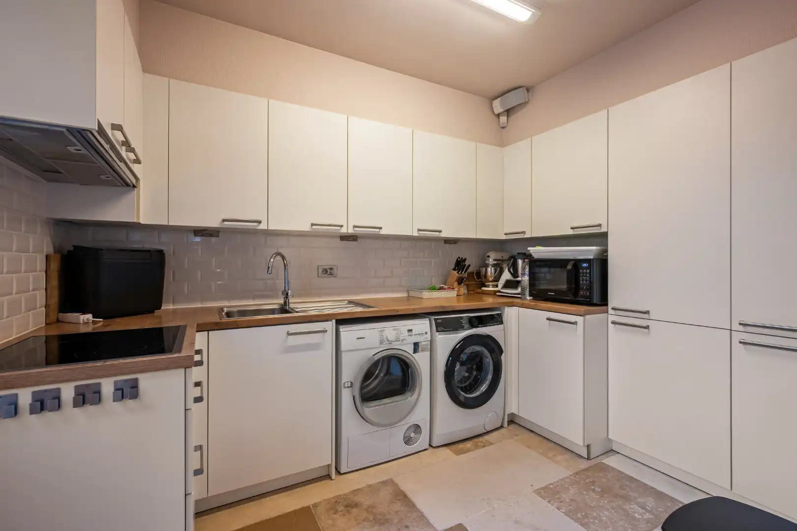 Recente halfopen woning met 3 slaapkamers, lift, garage en tuin op topligging in Ieper foto 10
