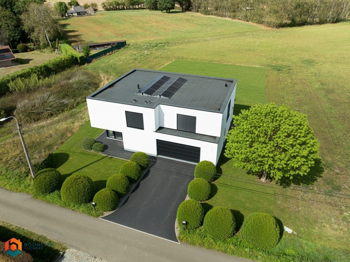 Prachtige en energiezuinige villa (326 m² bewoonbare opp.) met 3 slpkrs te Putte foto {{pictureIndex}}