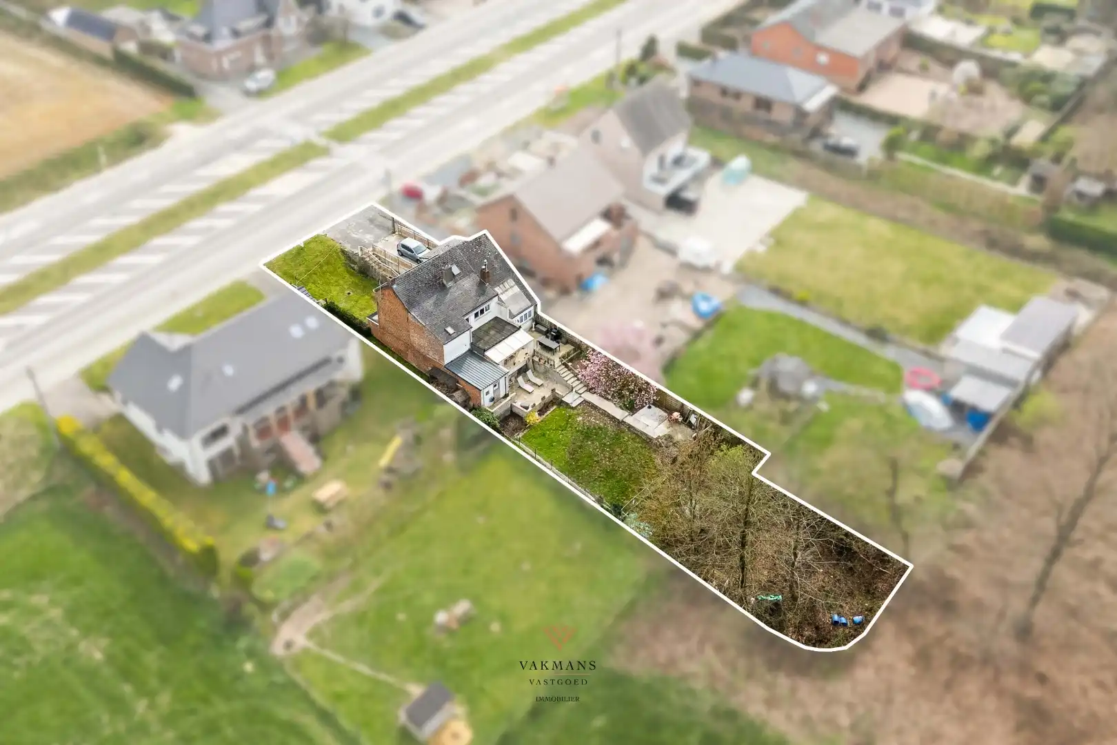 Ruime alleenstaande woning met garage in heuvelachtige omgeving foto 8