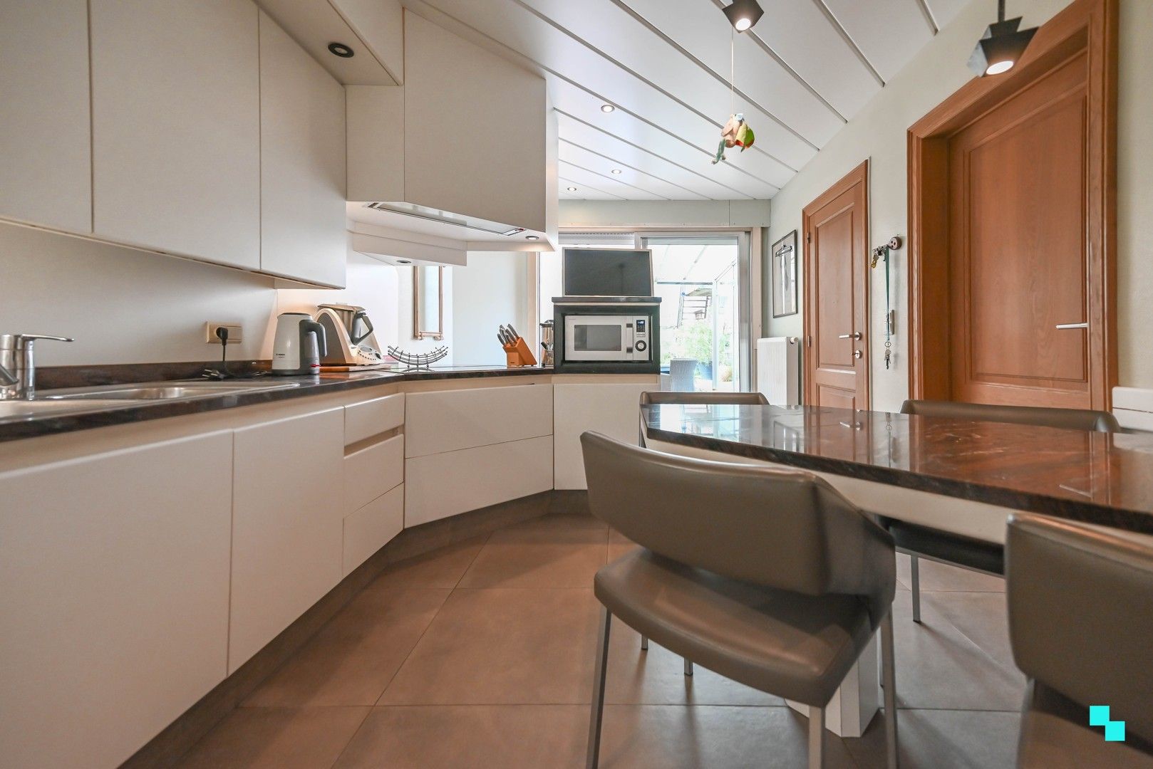 Charmante halfopen bebouwing met bijgebouw in hartje Emelgem foto 9