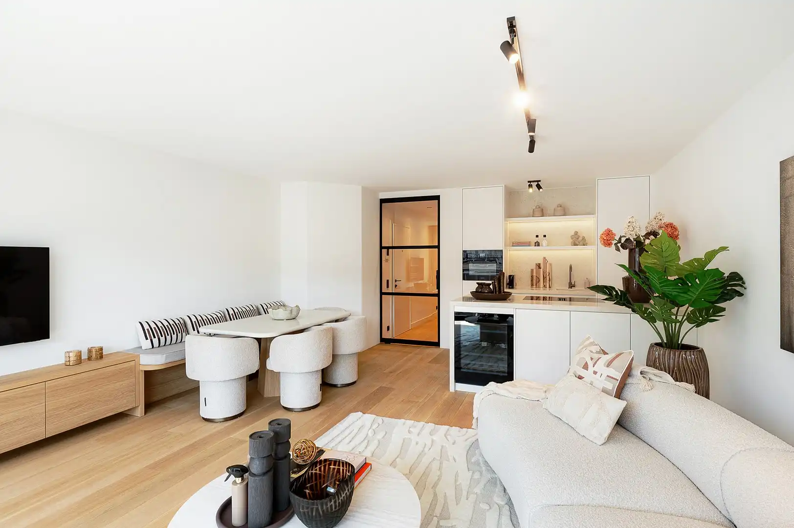 Lichtrijk gerenoveerd appartement op enkele stappen van de Dumortierlaan. foto 5