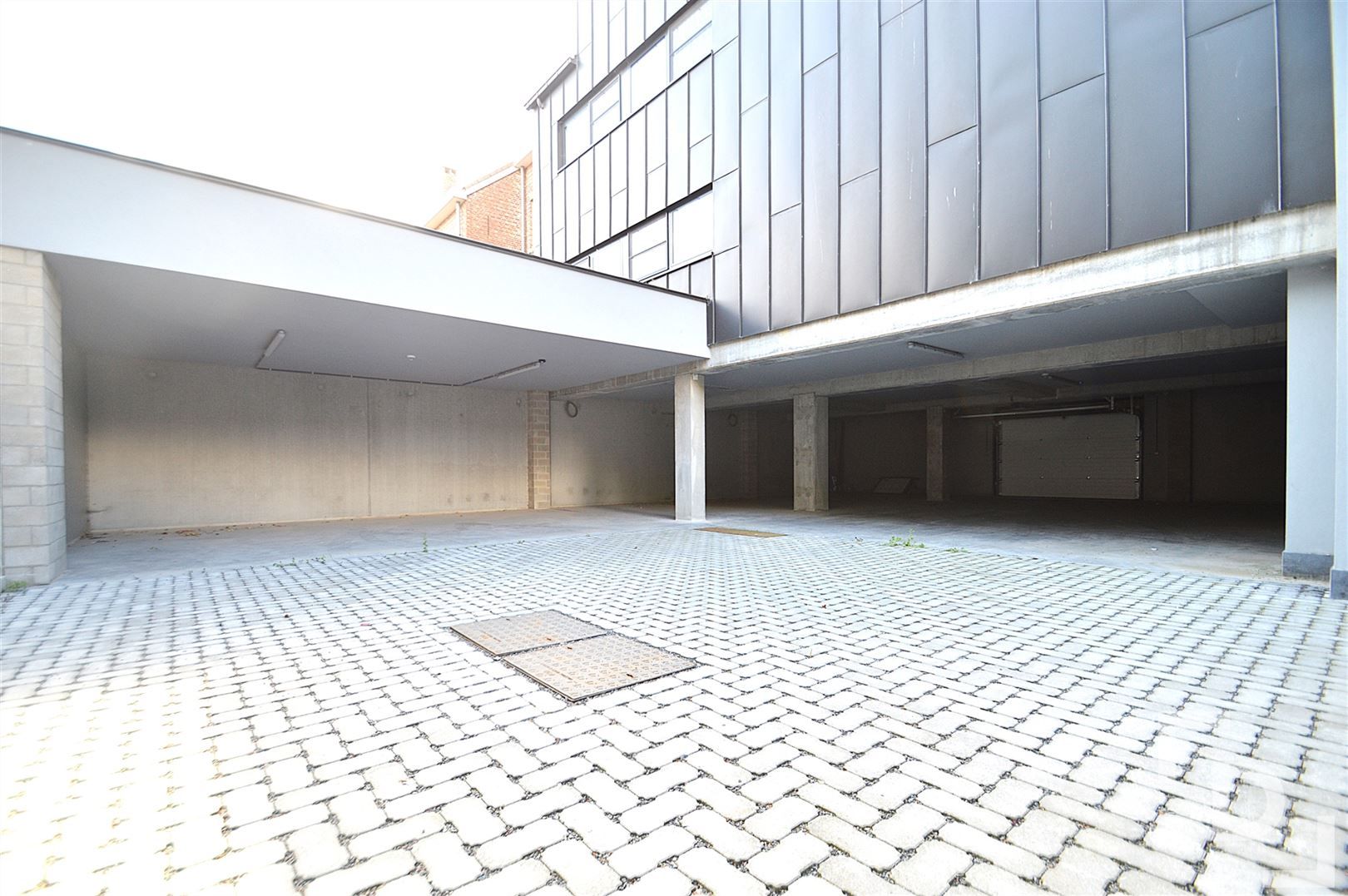Nieuwbouwappartement van hoogwaardige afwerking met staanplaats te huur in centrum Ieper foto 15