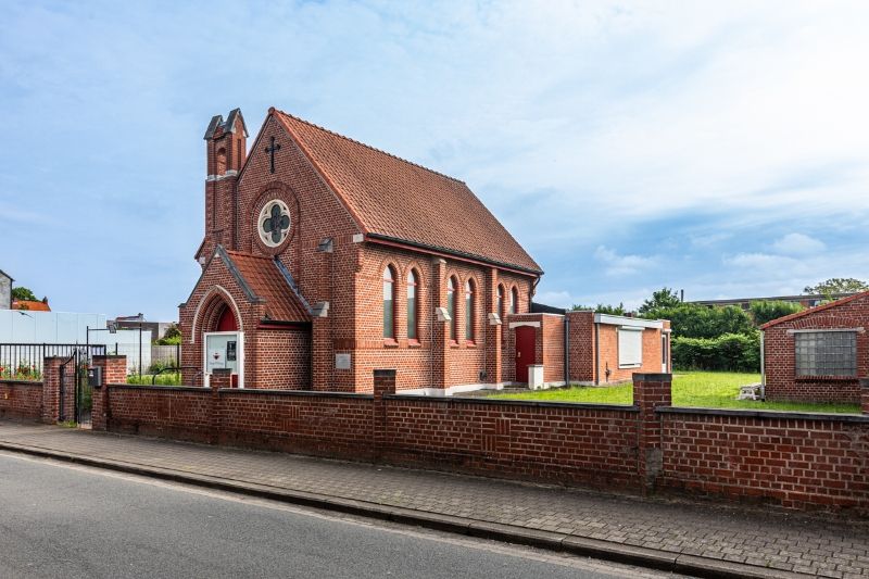 Kapel met bijhorende leefruimtes op een totale grondoppervlakte van 764m². foto 6