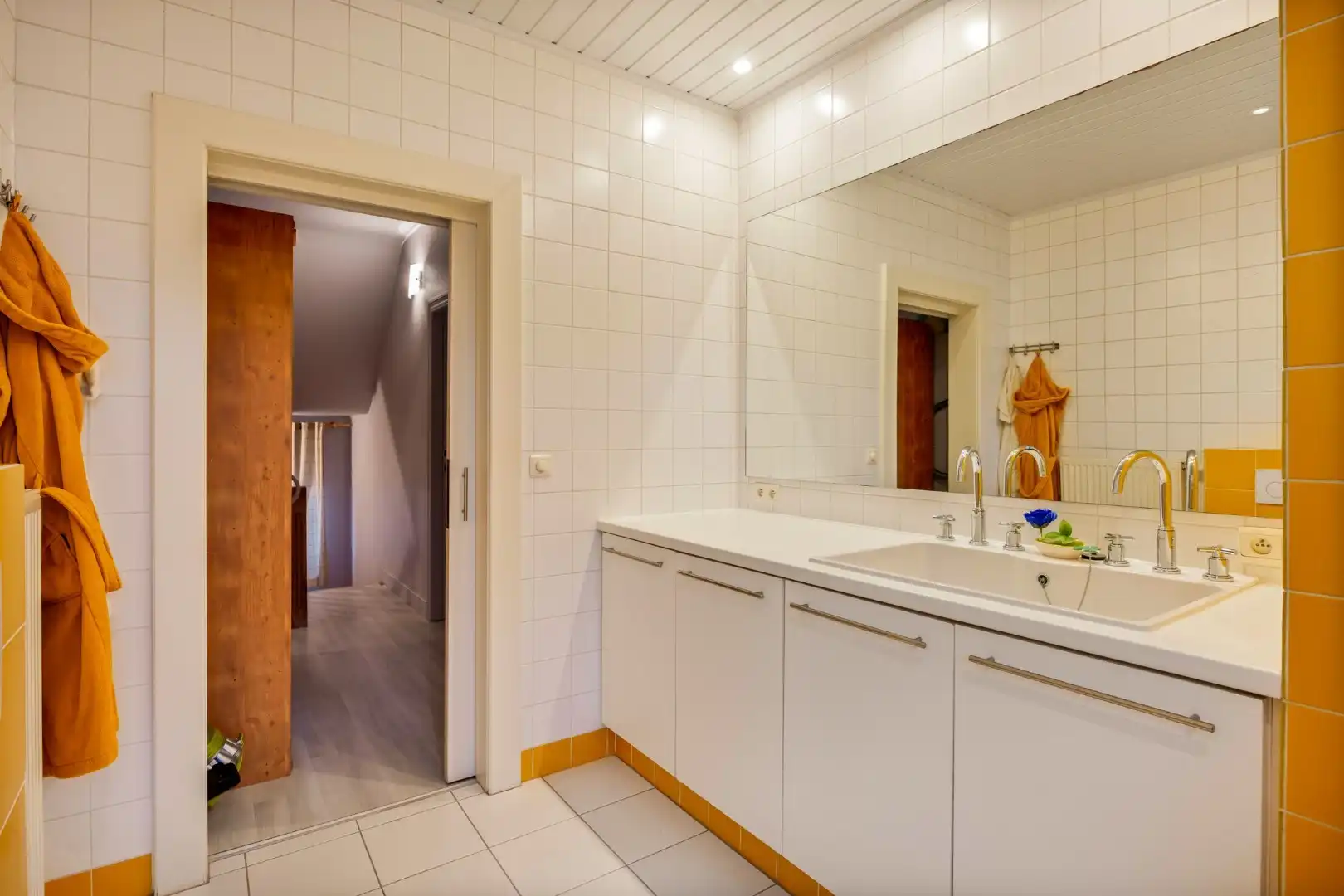 Ruim ingedeelde woning met 4 slpks op een mooi perceel van 21 are met achterliggend groen. foto 18