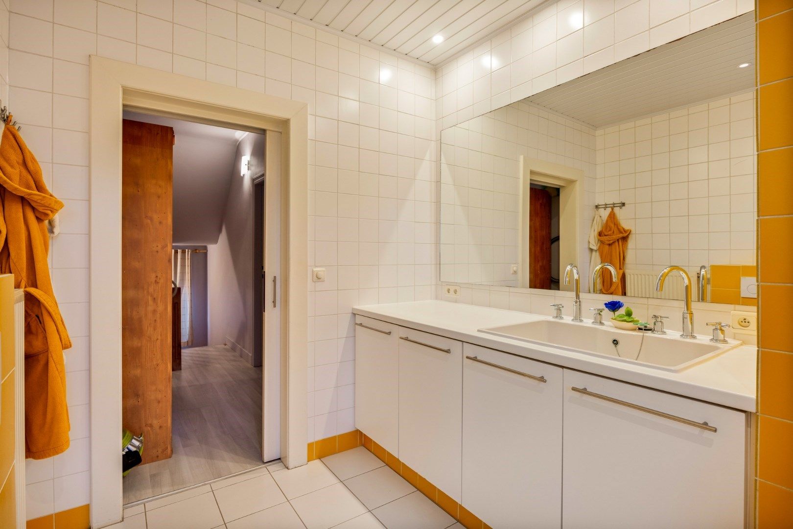 Ruim ingedeelde woning met 4 slpks op een mooi perceel van 21 are met achterliggend groen. foto 18