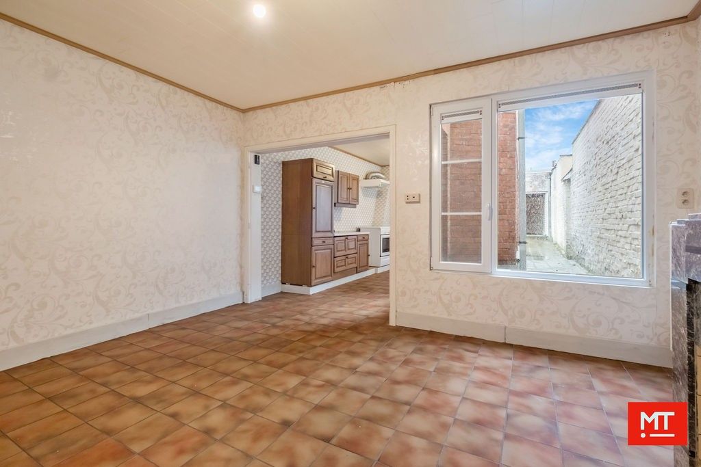 Op te frissen woning met 3 slaapkamers, stadskoer en dubbele garage in het centrum van Roeselare foto 3