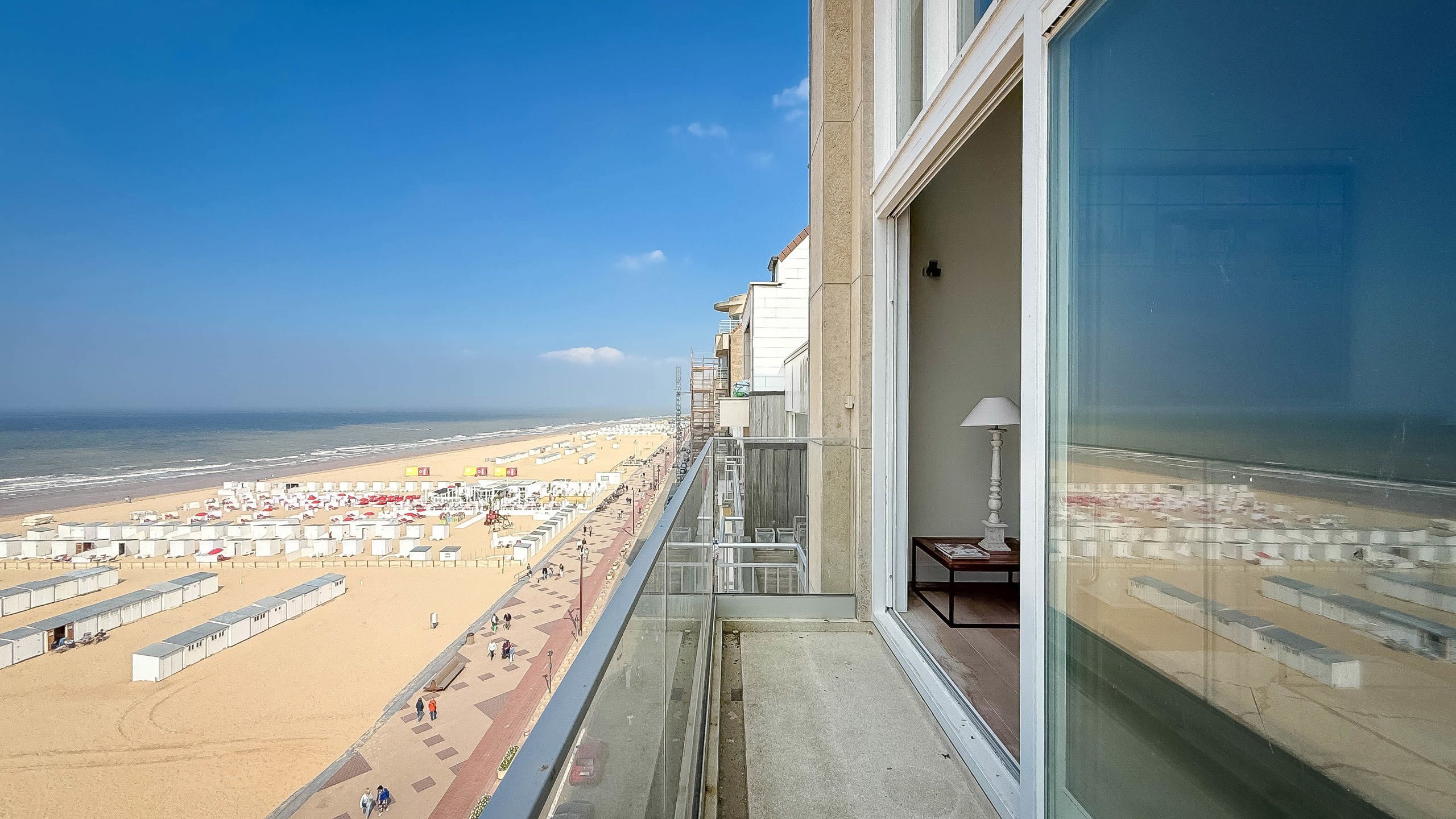 EXCLUSIEF mezzanine-appartement, gelegen op Zeedijk Zoute... foto 2