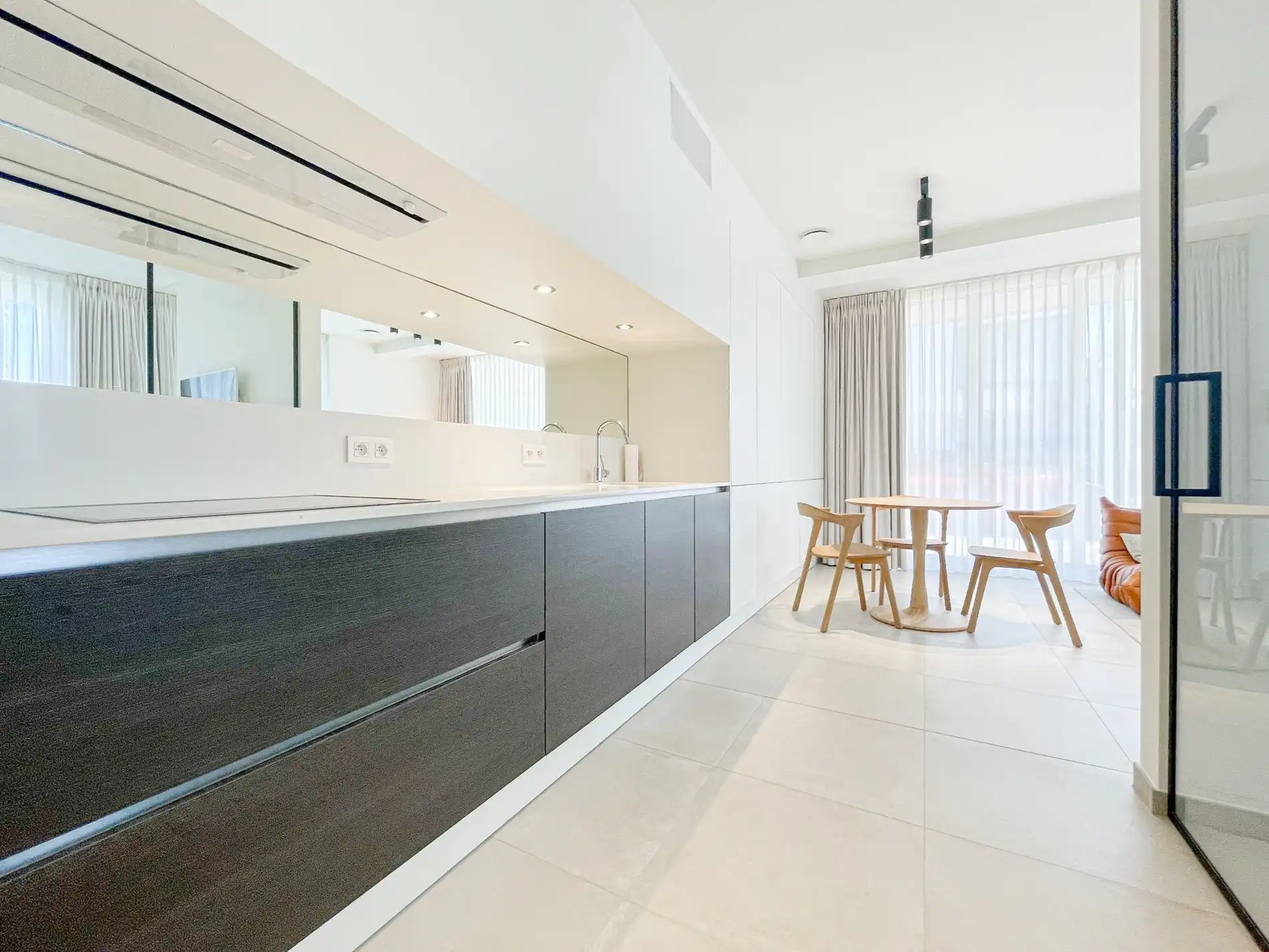 Subliem smaakvol ingericht hoek appartement gelegen in een recente residentie nabij de Dumortierlaan. foto 6