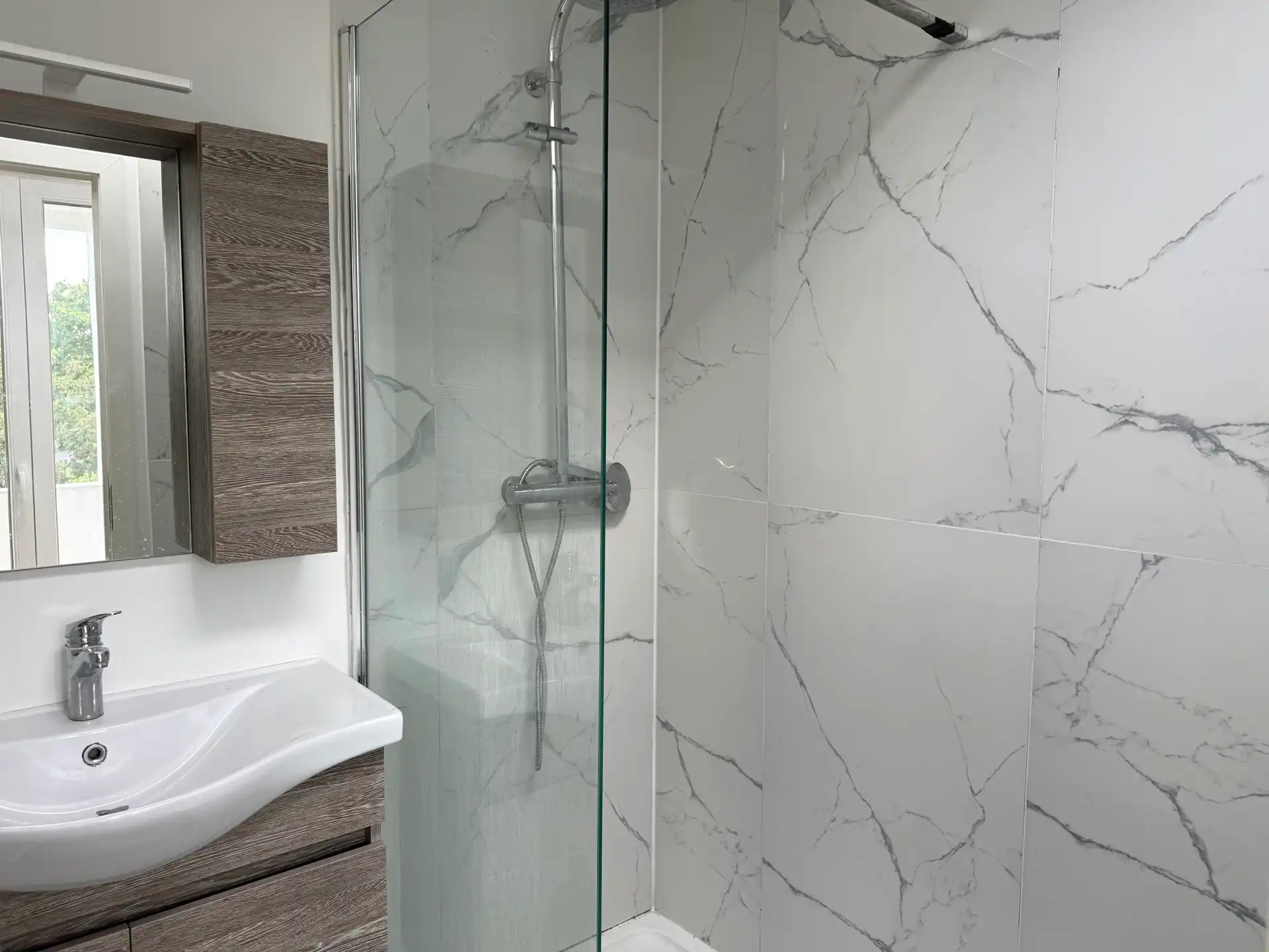 Modern 1-slaapkamerappartement van 72 m² met terras foto 7