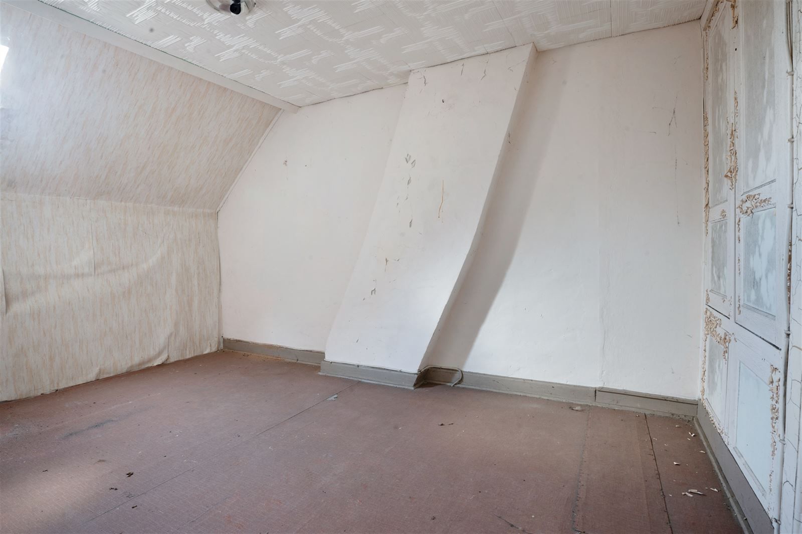 Te renoveren woning met diepe en prachtig gelegen achtertuin foto 5