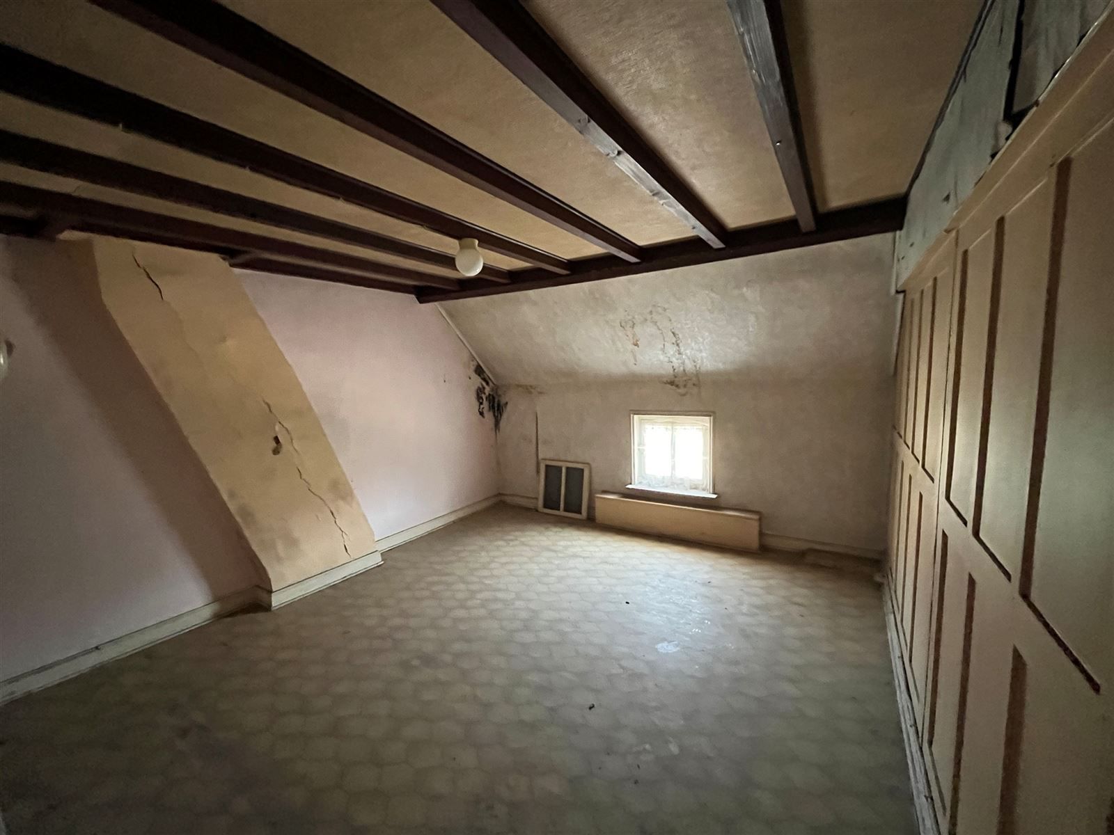 Te renoveren woning met diepe en prachtig gelegen achtertuin foto 5