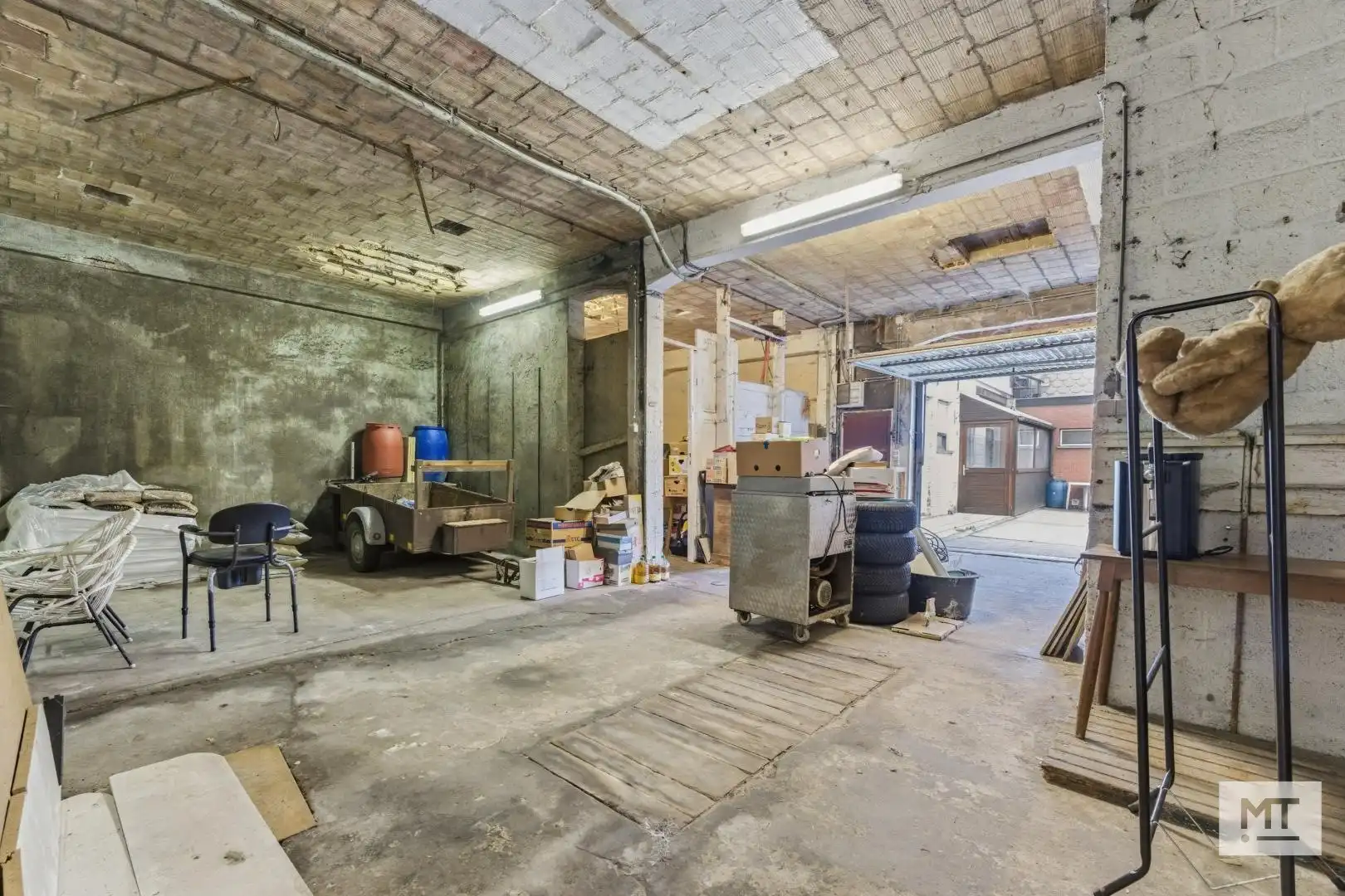 Bijzonder ruim gebouw met magazijn in de dorpskern van Zandvoorde (Zonnebeke) foto 16