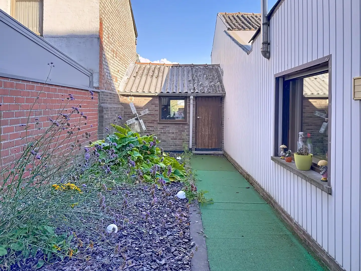 Te renoveren woning in Harelbeke met 6 slaapkamers en veel potentieel foto 4