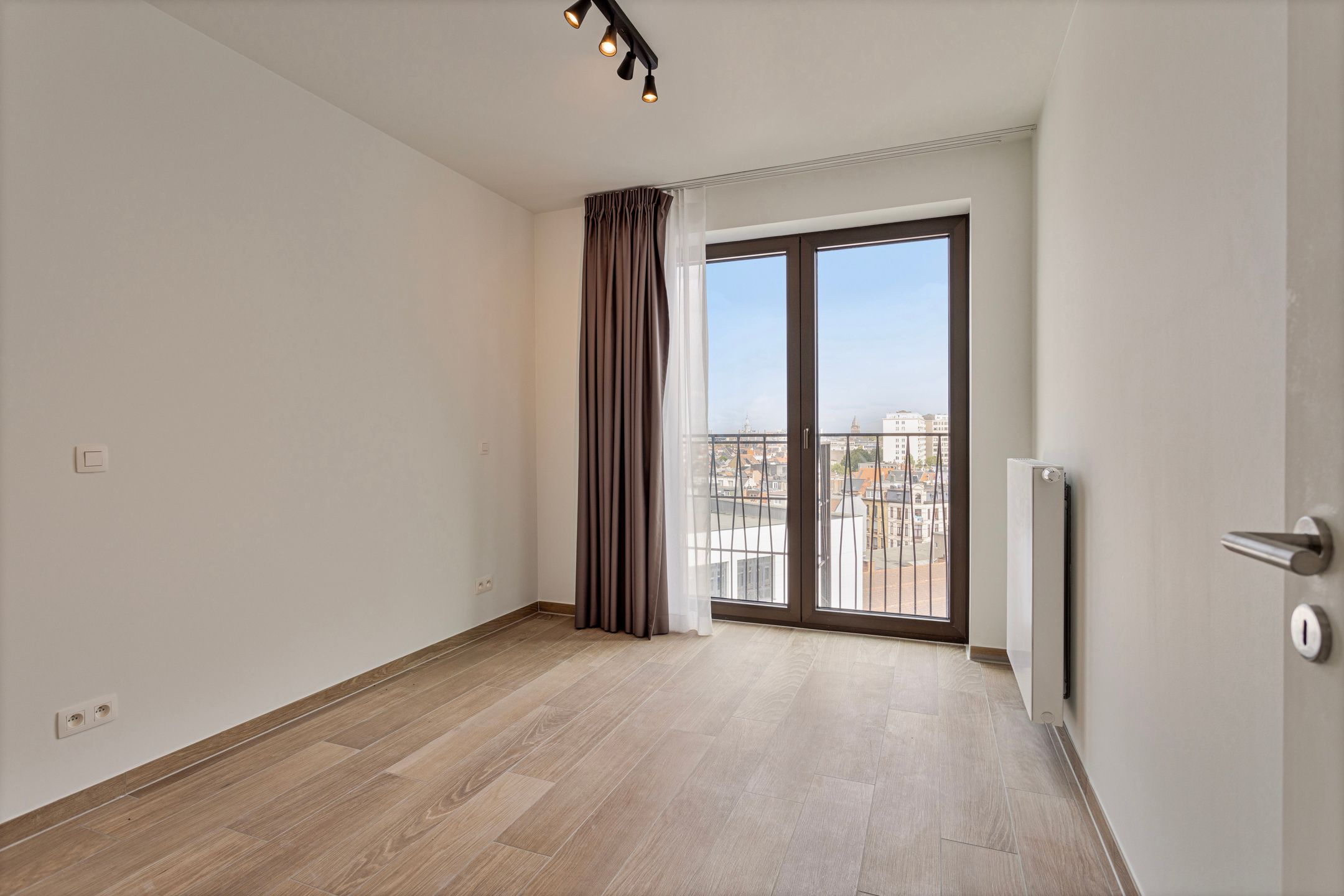 ANTWERPEN - Ruim drie-slaapkamerappartement met parking nabij Stadspark foto 6