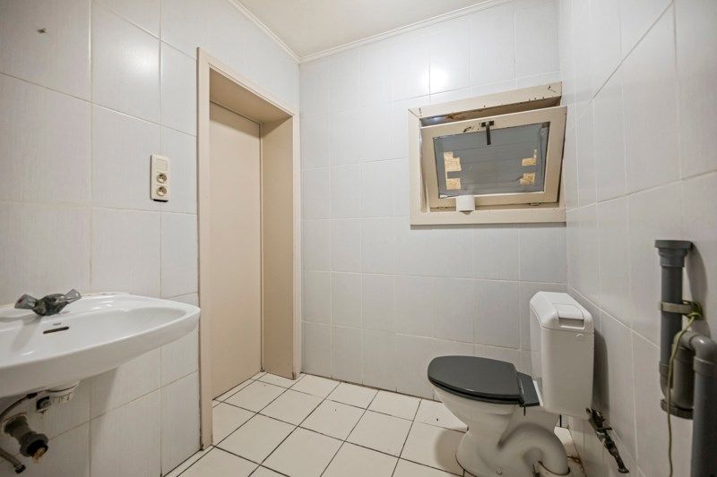 Te renoveren stadswoning met uitweg achteraan! foto 9