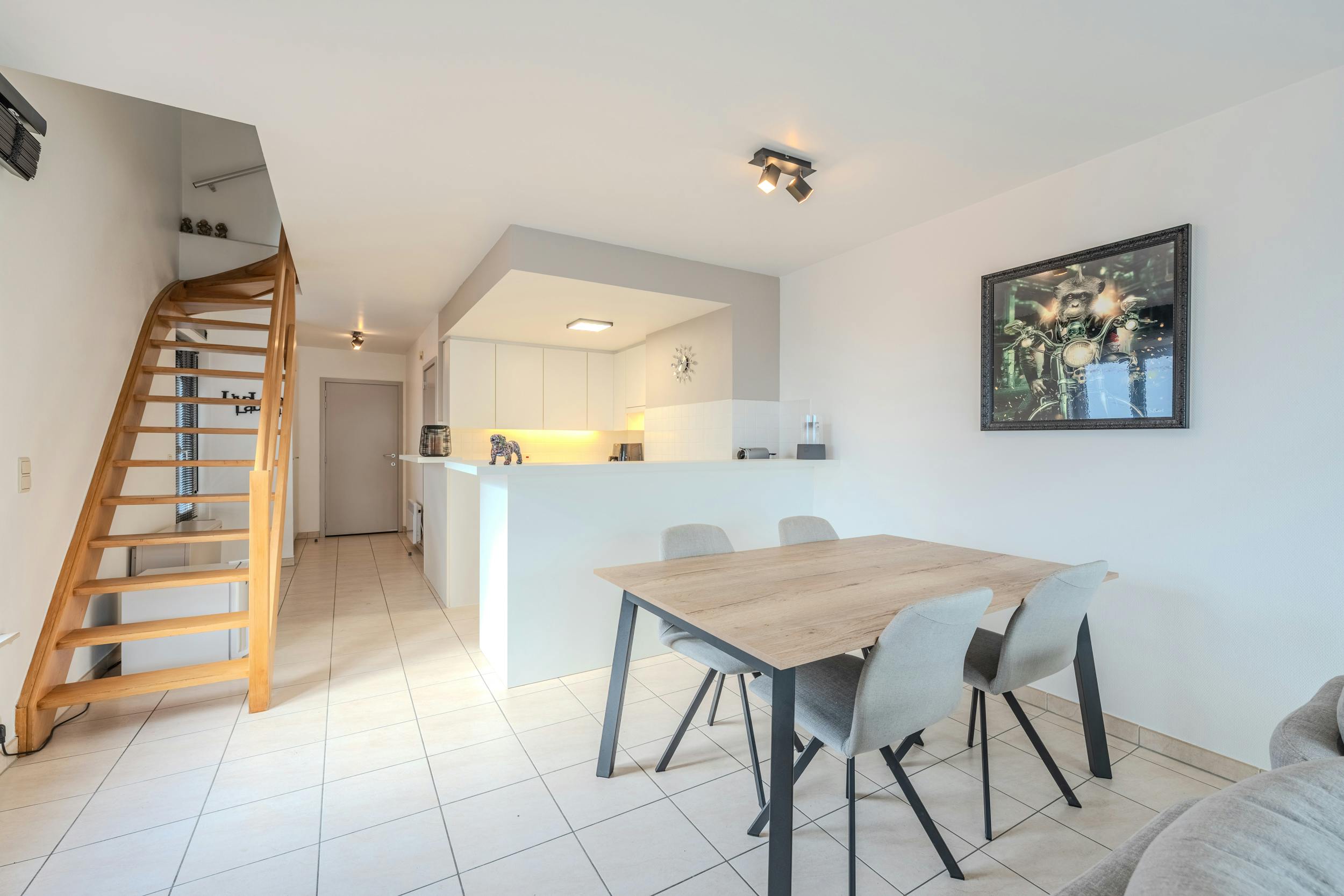 Lichtrijk duplex appartement met twee slaapkamers en groot terras! foto 4