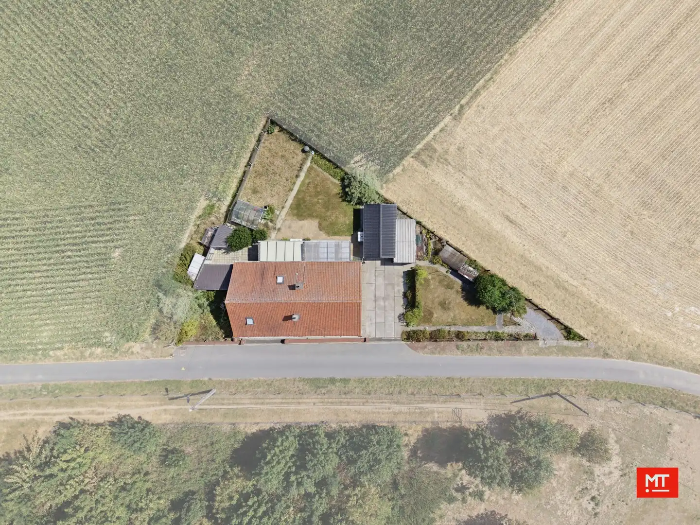 Te renoveren alleenstaande woning op een landelijke locatie in Wijtschate foto 3