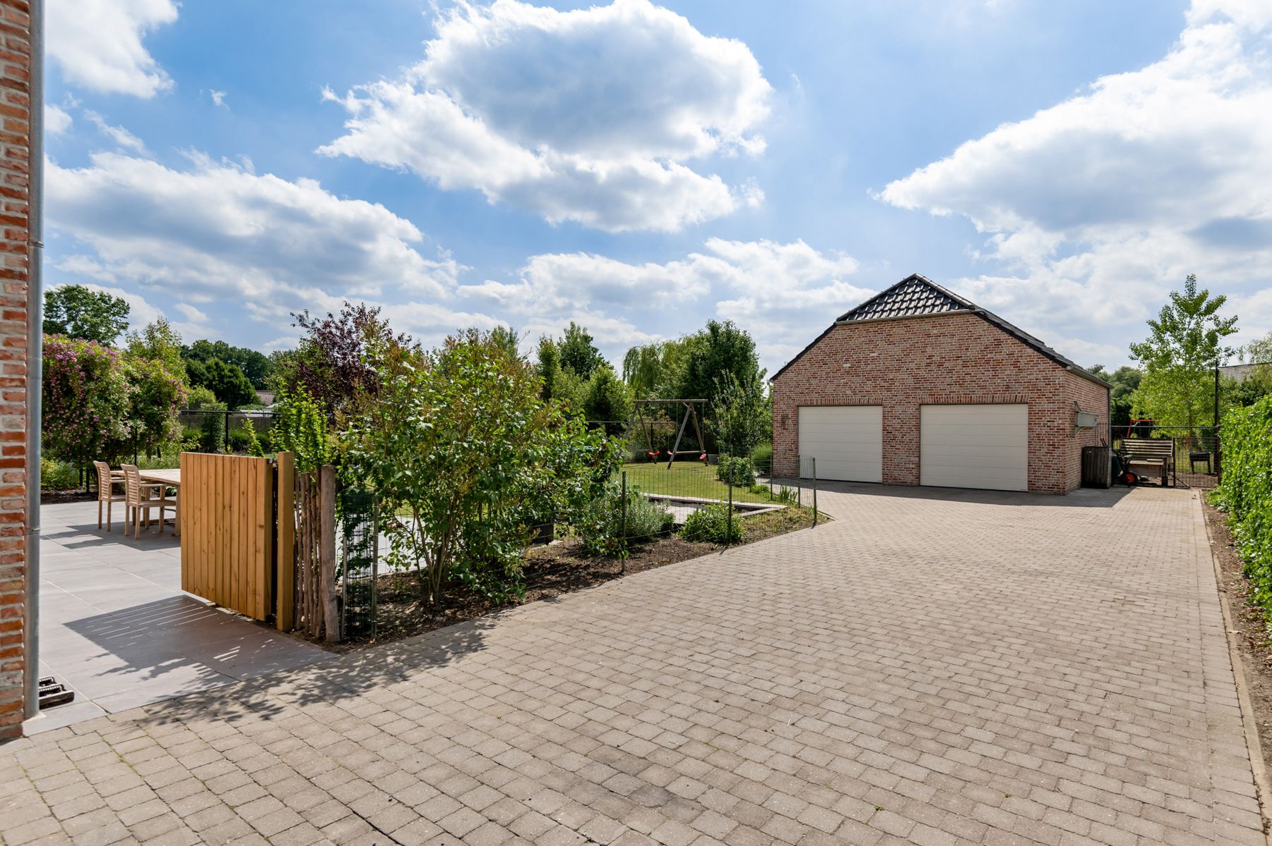 Recente villa met charme op ruime kavel foto 3