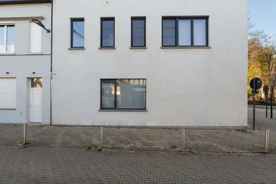 INSTAPKLARE HANDELSRUIMTE MET KANTOOR, VERGADERRUIMTE EN KELDER OP TOPLOCATIE IN SINT-TRUIDEN foto 14