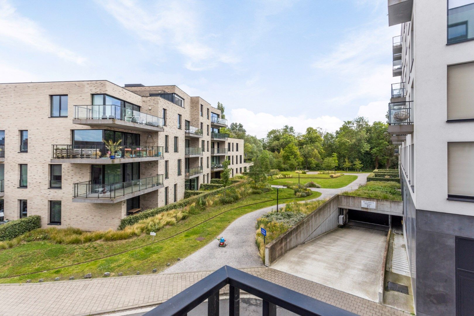 Tweeslaapkamerappartement met ruim terras en zicht op water foto 18