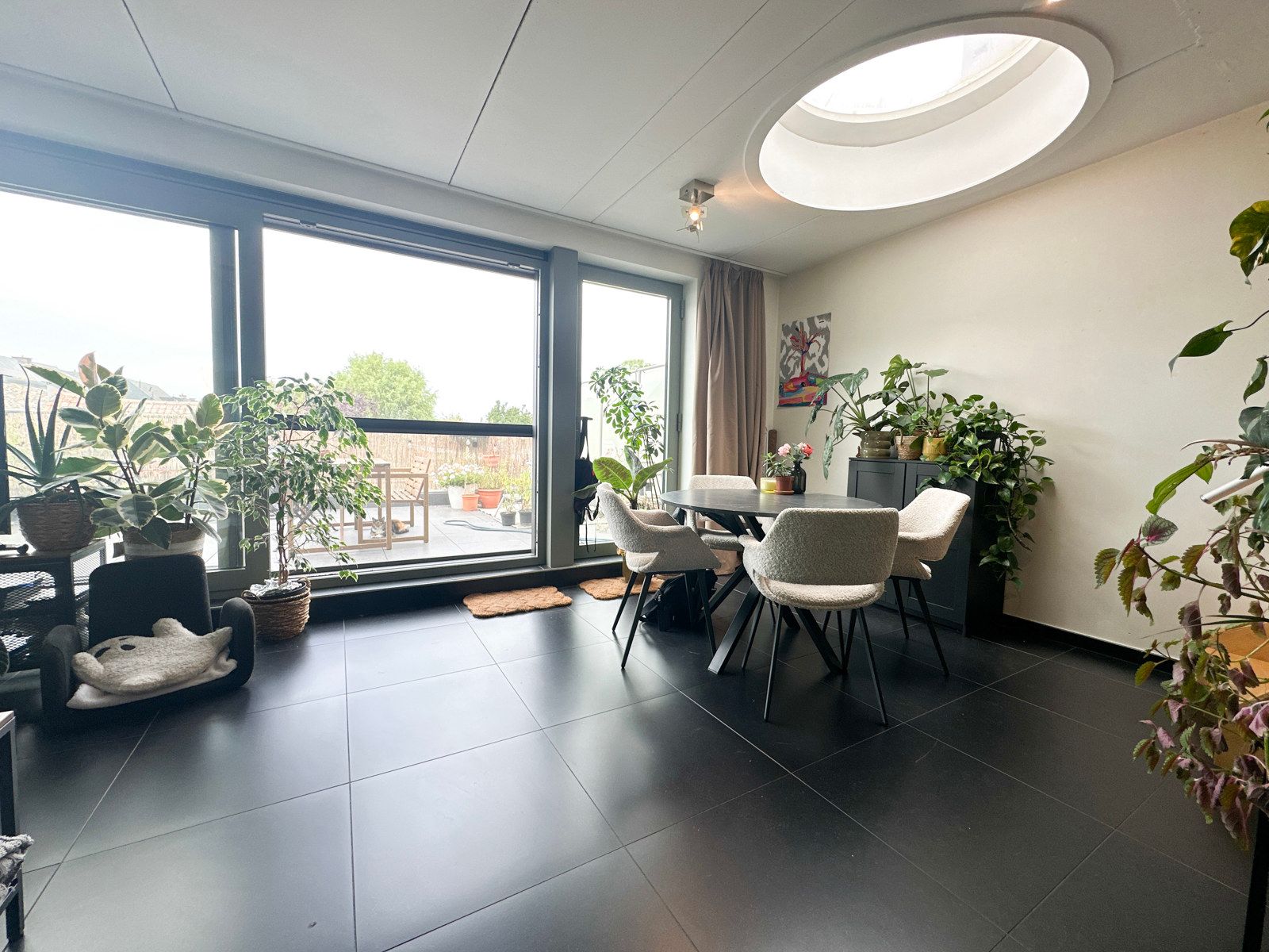 Ruim 3-slaapkamer duplex appartement met groot terras! foto 2