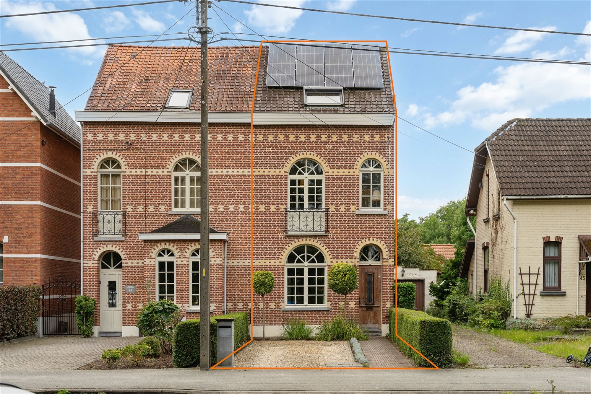 GERENOVEERD PRACHTIG HERENHUIS NABIJ CENTRUM! foto {{pictureIndex}}