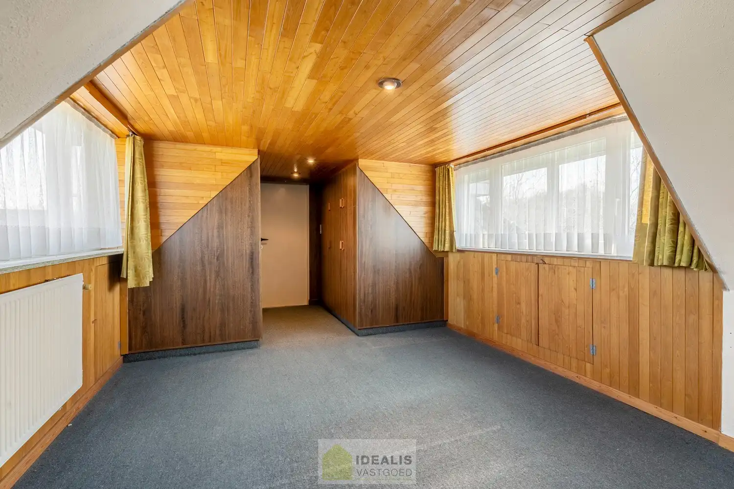 IDEALIS VASTGOED - Aangename vrijstaande woning op toplocatie te Boseind, Pelt. Deze woning omvat maar liefst +-149m² netto bewoonbare oppervlakte op een perceel van 6a 35ca met een ruime woonkamer met aansluitend uitgeruste keuken, maar liefst 3 slaapkamers of 2 slaapkamers met ruime dressing, badkamer, wasplaats, veranda en zeer ruime garage vlakbij de dorpskern van Boseind, Pelt! Uiterst geschikt voor kandidaten op zoek naar een naar eigen wens te renoveren betaalbare woning. foto 24