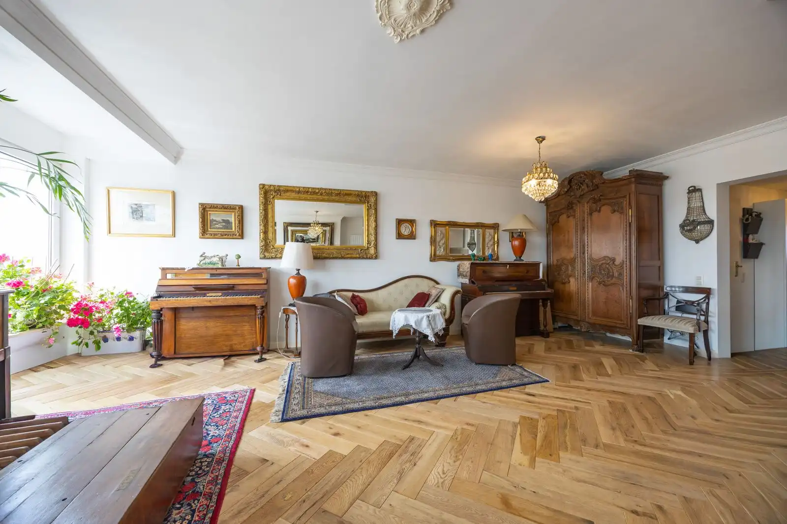 Ruim en volledig gerenoveerd appartement mt 2 slpk op toplocatie. foto 2