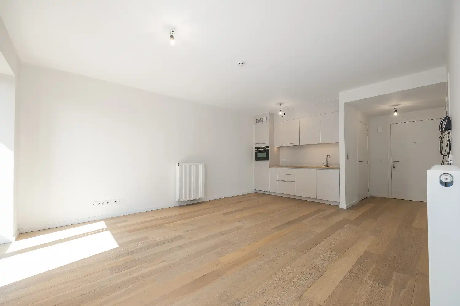 Assistentie-appartement met zijdelings zeezicht op steenworp van de zeedijk. foto 3